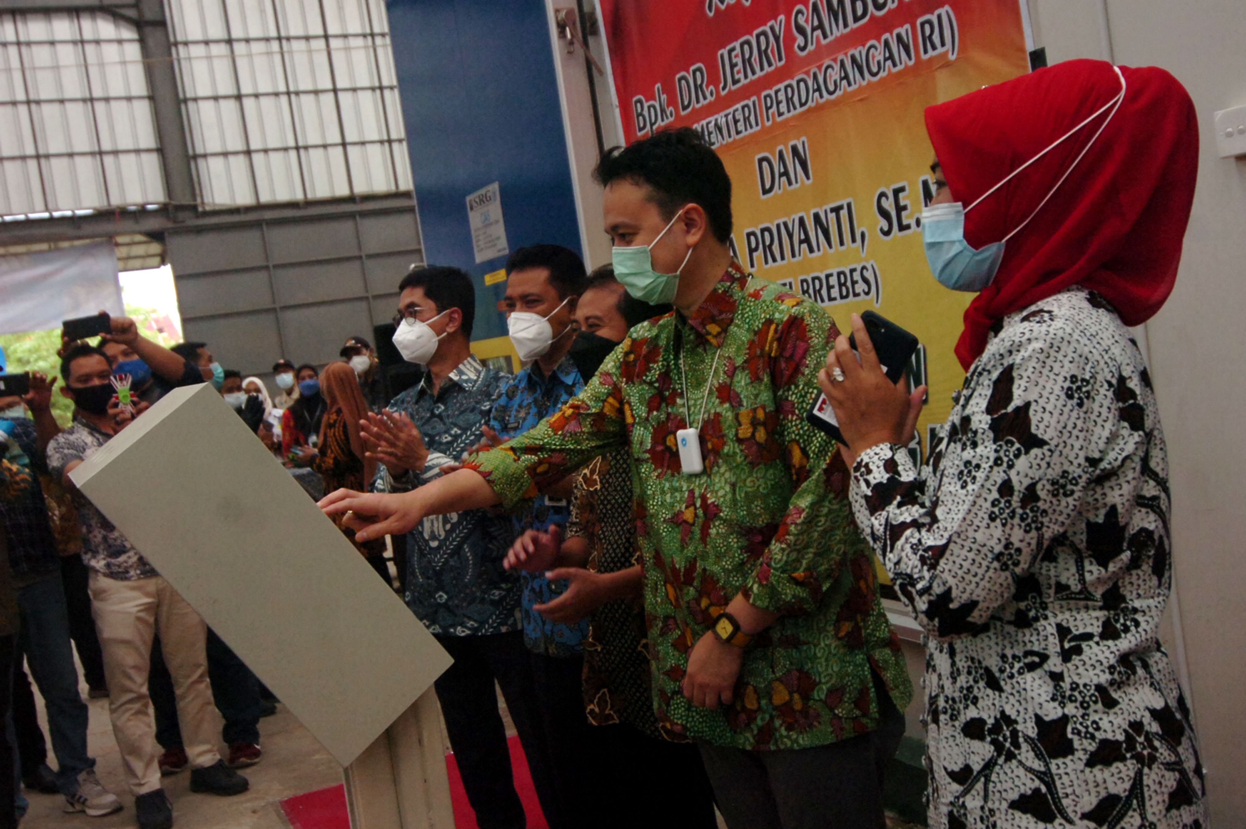 Wamendag Jerry Sambuaga (kedua kanan) didampingi Bupati Brebes Idza Prianti (kanan) meresmikan gudang SRG Bawang Merah di Brebes, Jateng.