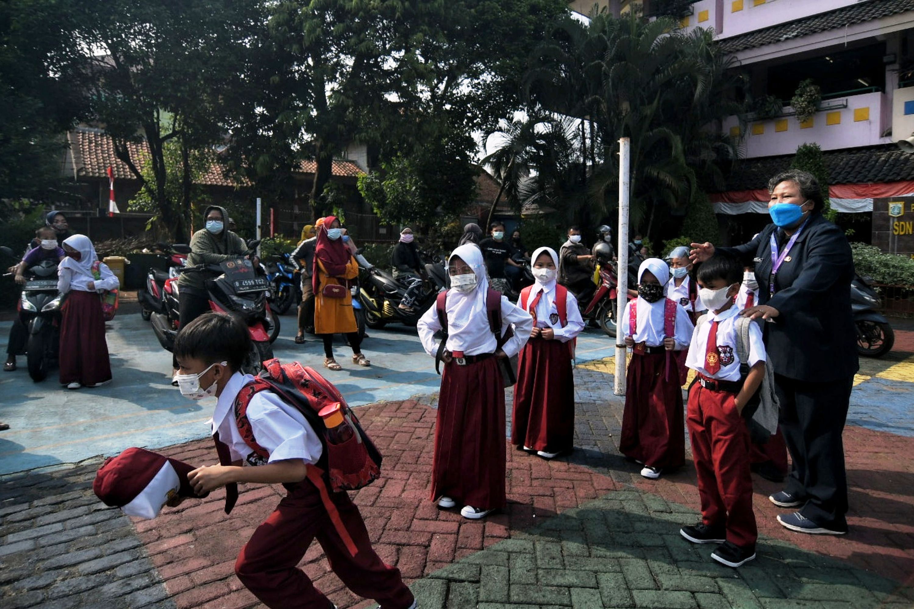 Anak-anak menunggu dijemput orangtua mereka seusai pembelajaran tatap muka di SDN 02 Kelapa Dua Wetan, Jakarta Timur, Selasa (31/8).