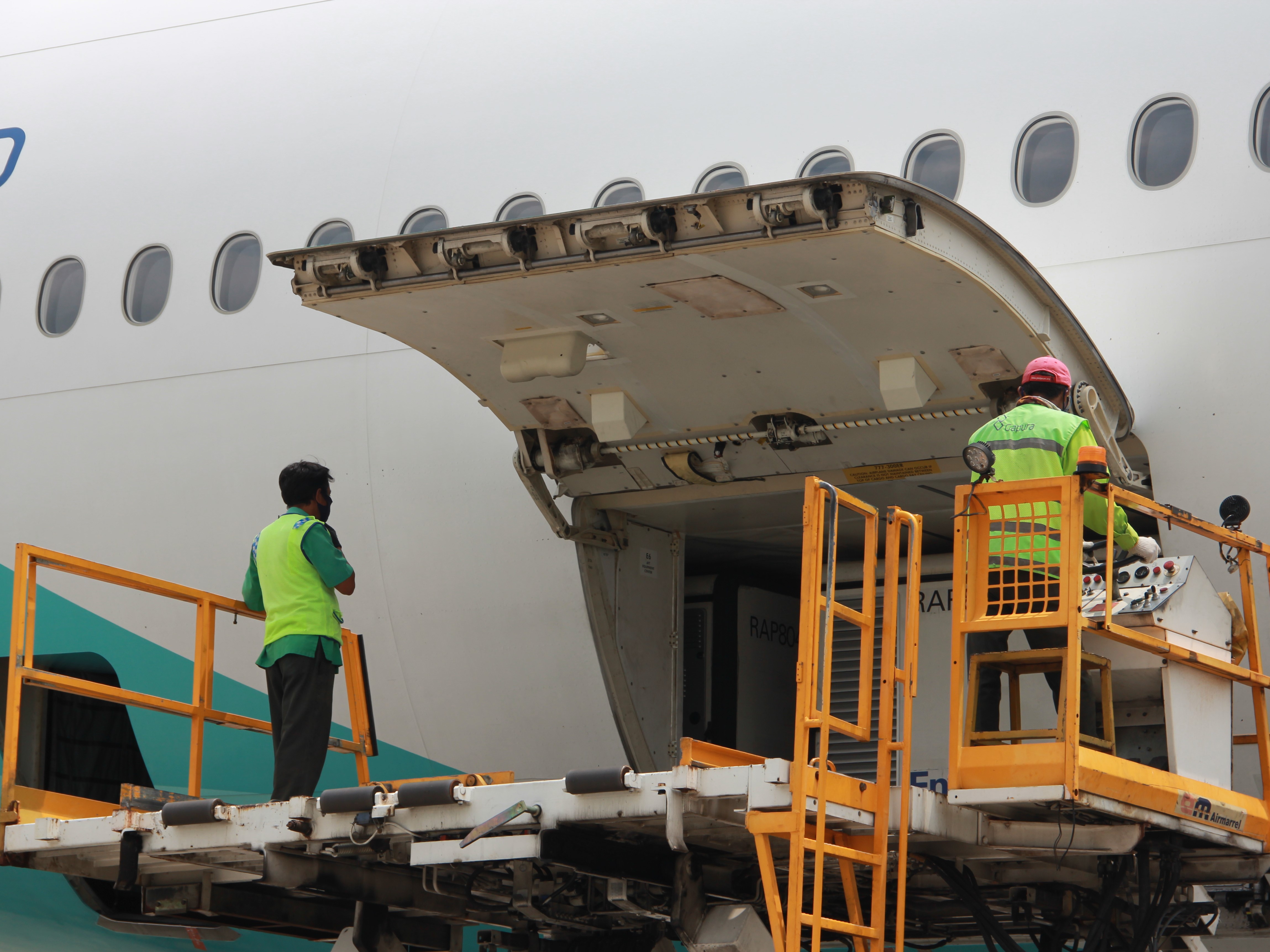 Sejumlah vaksin covid-19 datang ke Indonesia, Kamis (20/8).