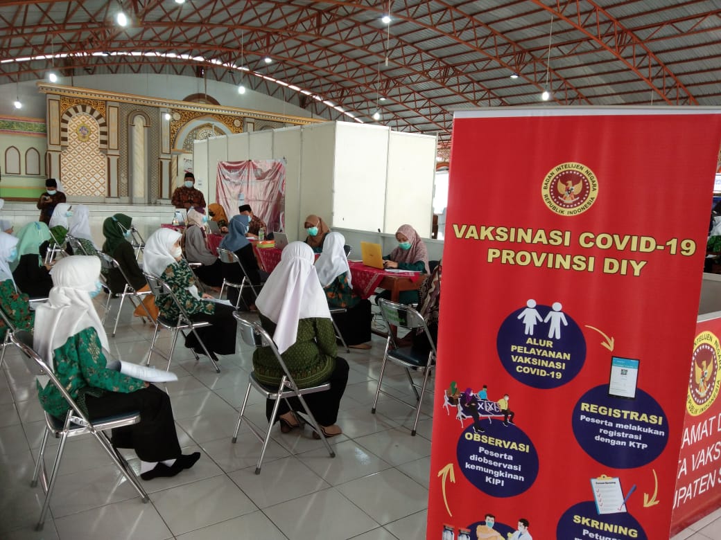 BIN DIY melaksanakan vaksinasi ribuan santri dan santriwati serta door to door di Sleman, Sabtu (21/8)