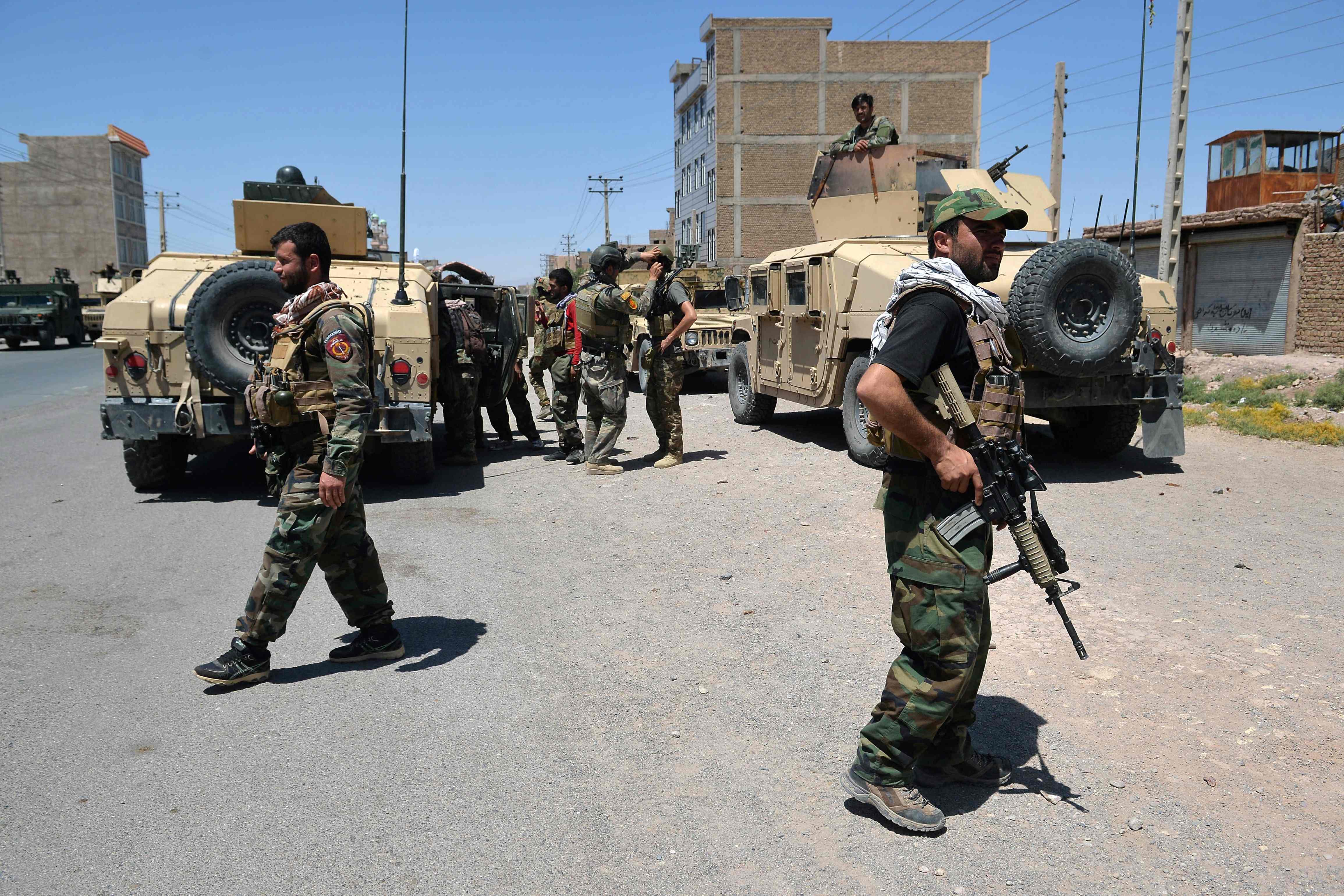 Tentara Afghanistan berjaga di tengah ancaman serangan militan Taliban.