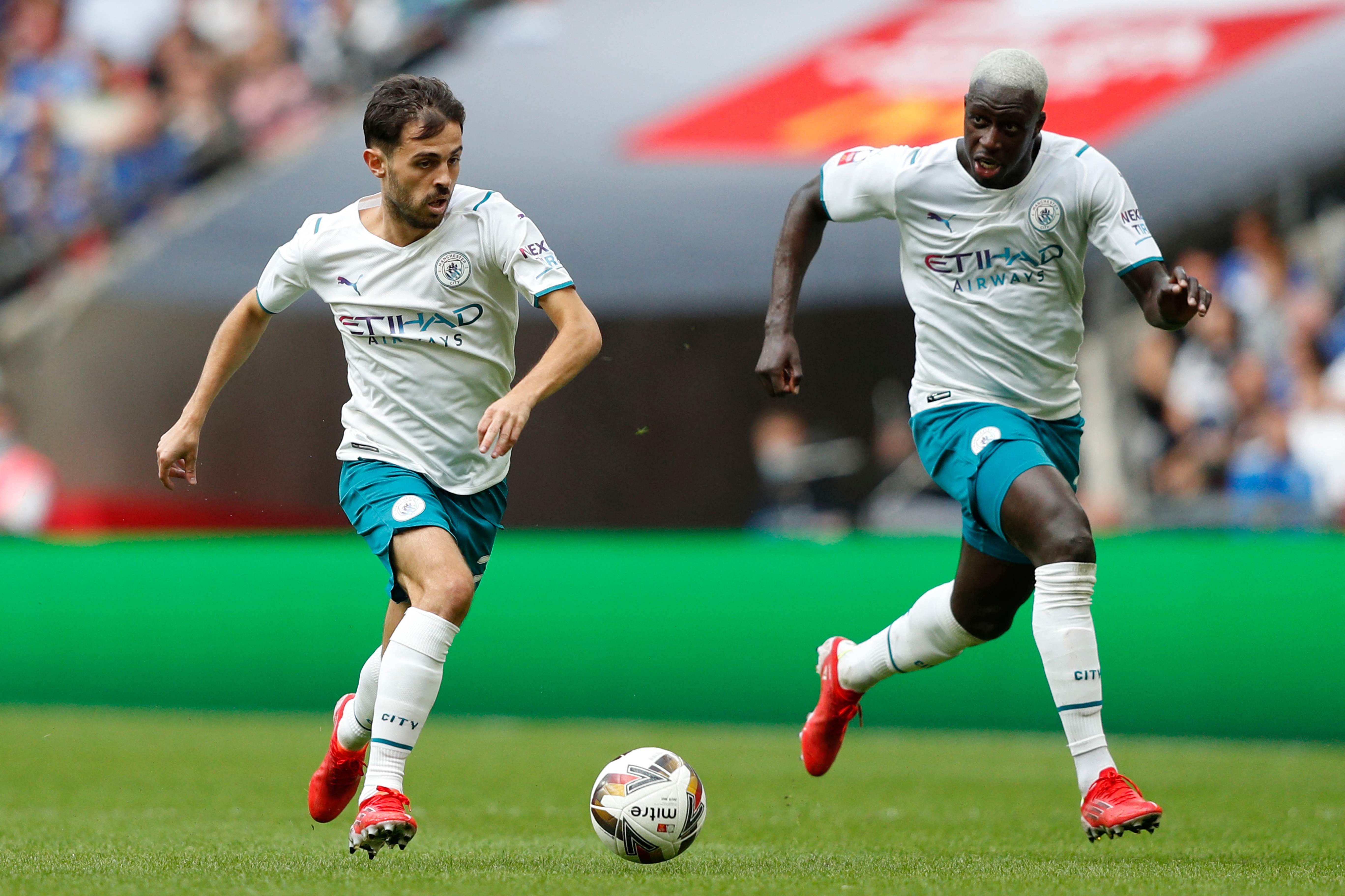 Kedua pemain Manchester City menguasai bola dalam laga kontra Leicester City.