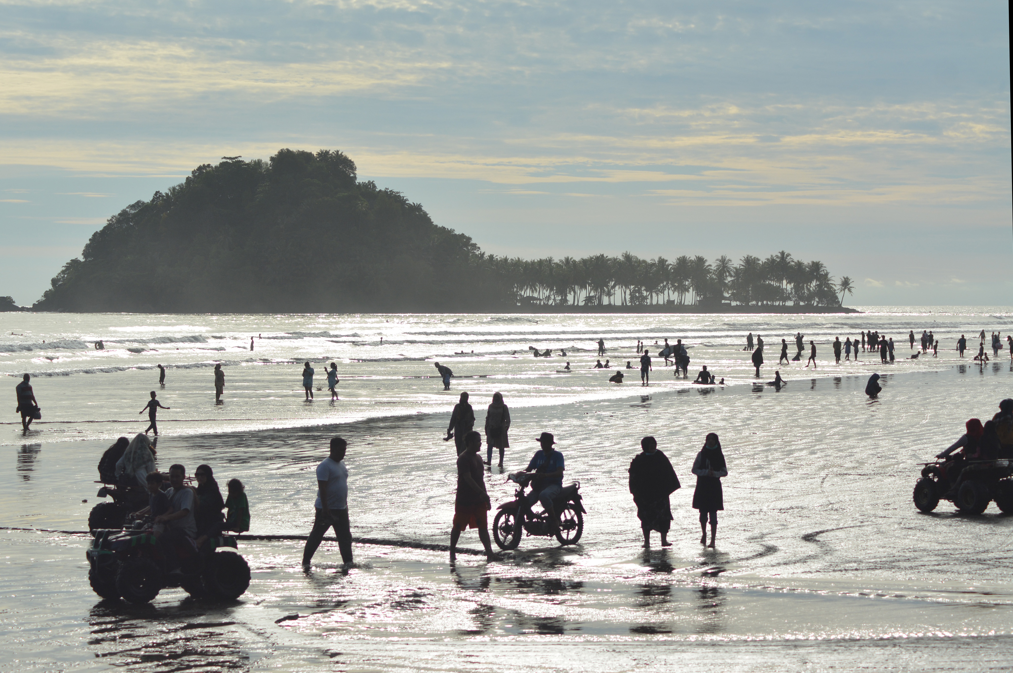 Sejumlah wisatawan menikmati keindahan Pantai Air Manis di Padang, Sumatera Barat.