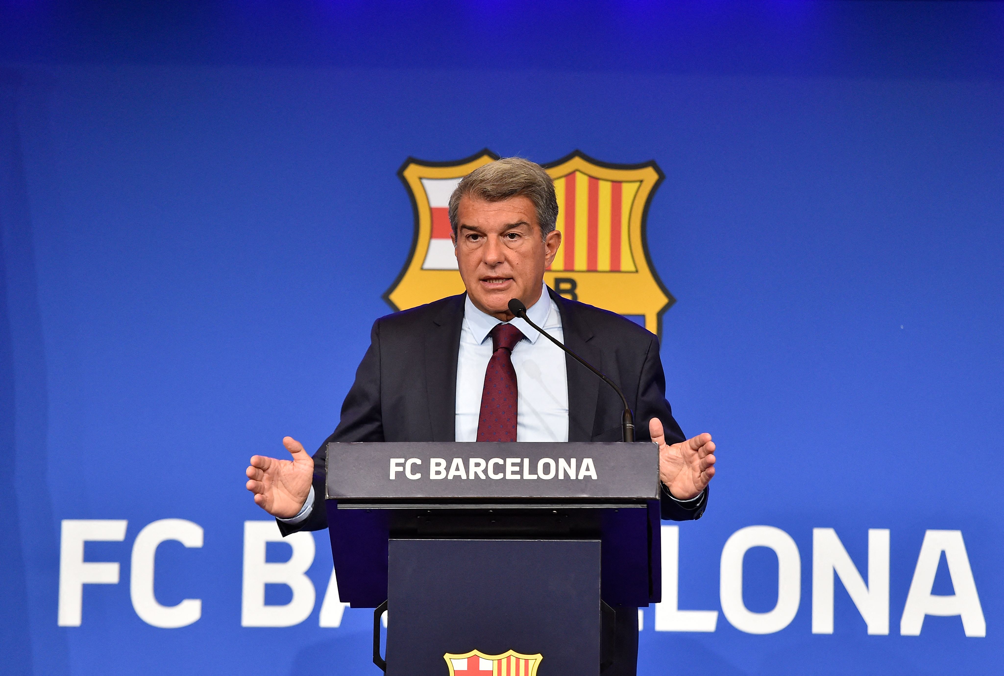 Presiden Barcelona Joan Laporta saat melakukan konferensi pers terkait status Lionel Messi.