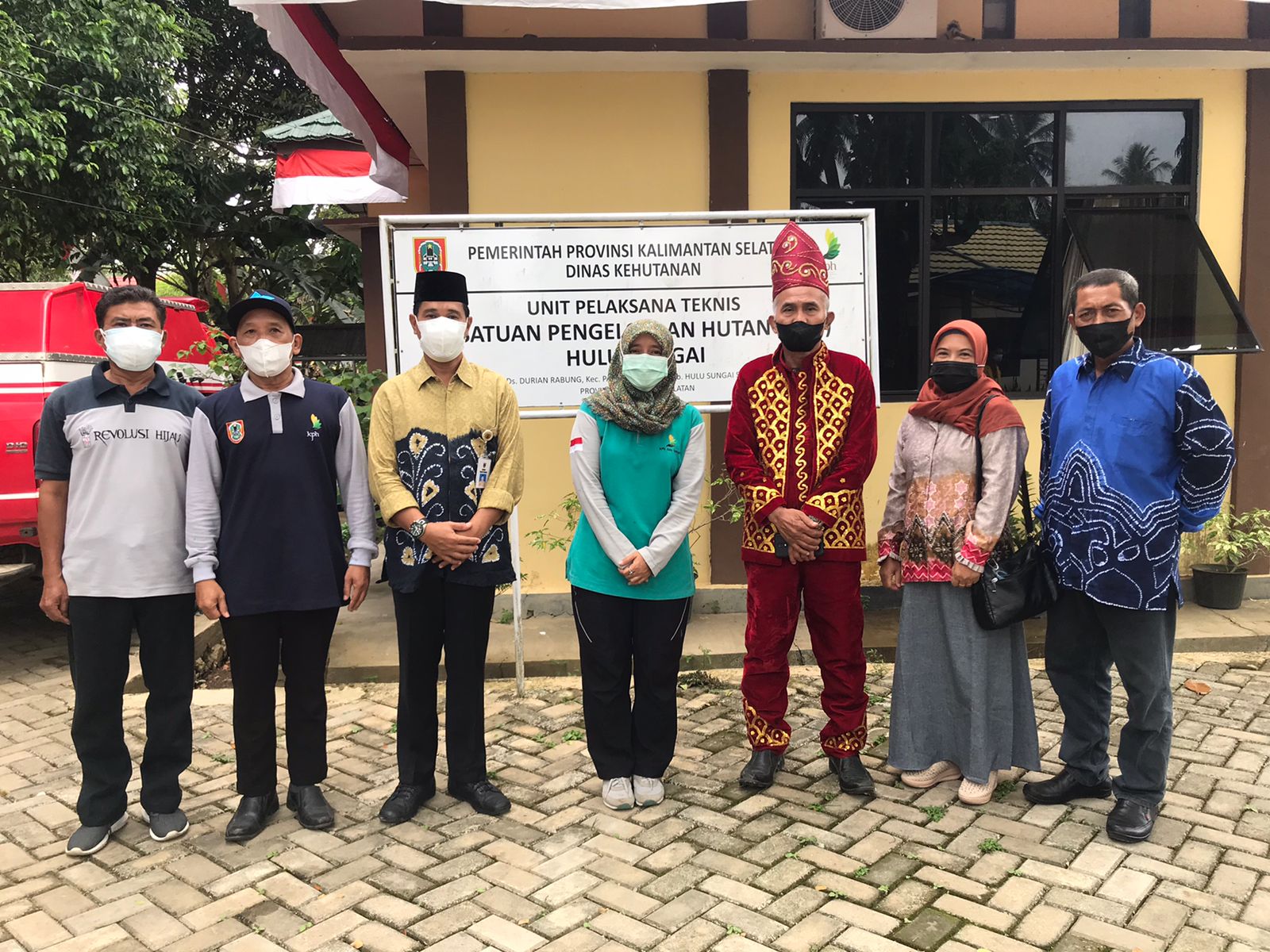 Kosim berbaju adat Kalimantan Selatan pemenang Lomba Wana Lestari 2021 tingkat nasional dari Kementerian Lingkungan Hidup dan Kehutanan.ta