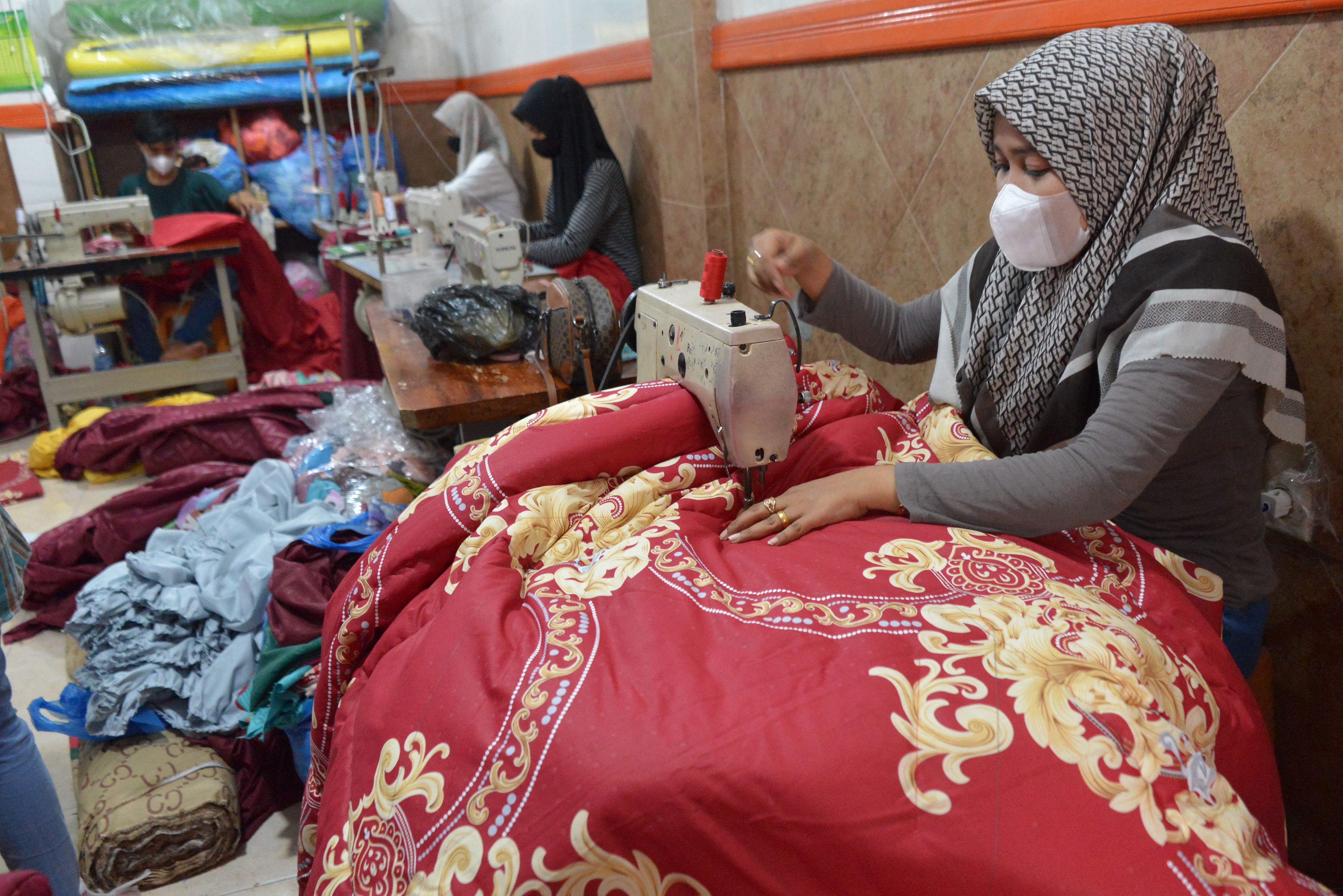 Pelaku usaha UMKM di bidang konveksi