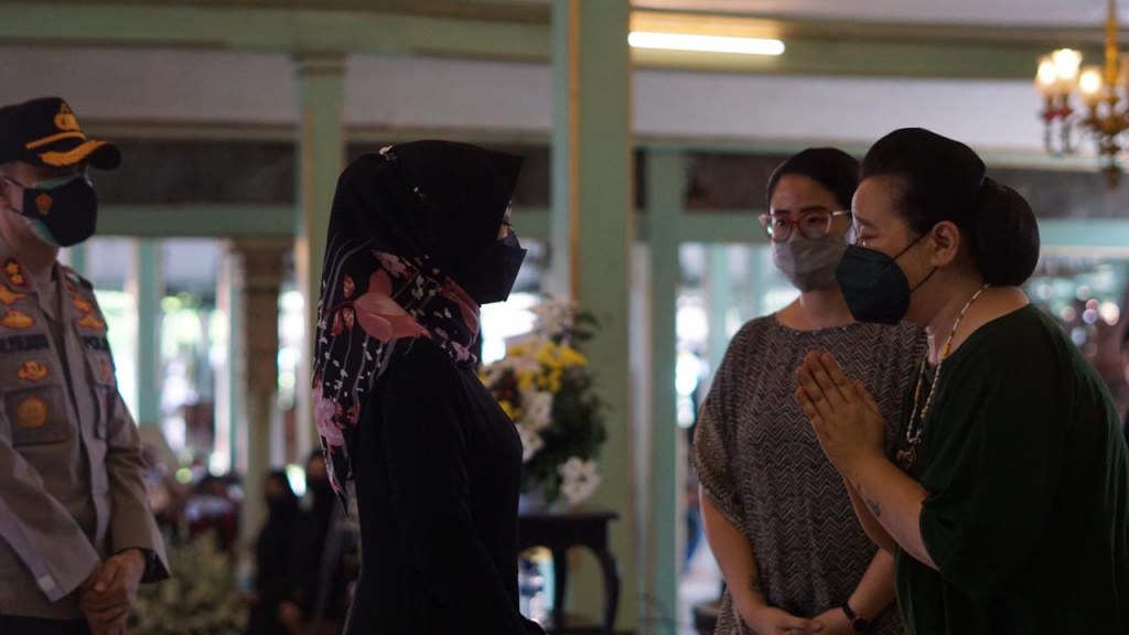 Eva Yuliana Melayat ke Pura Mangkunegaran