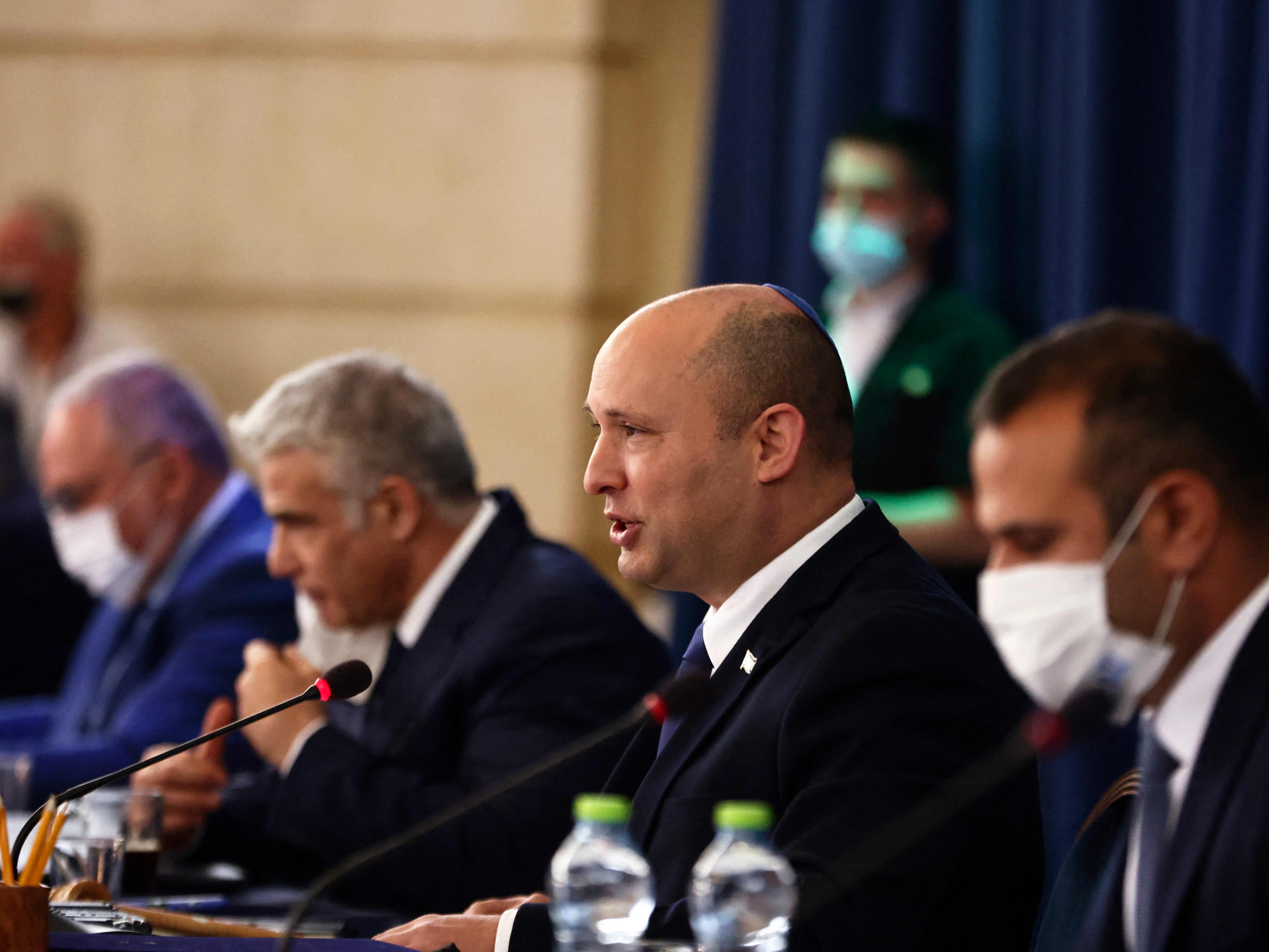PM Israel Naftali Bennett (kedua dari kanan) berbicara pada rapat kabinet mingguan di Kementerian Luar Negeri di Jerusalem, Minggu (8/8).