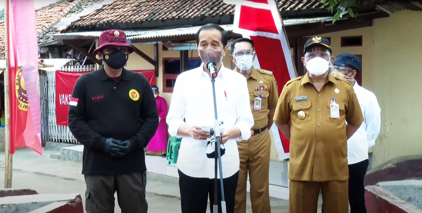 Kegiatan vaksinasi Covid-19 di Cirebon dan Kuningan, Jawa Barat, ditinjau langsung oleh Presiden Jokowi.