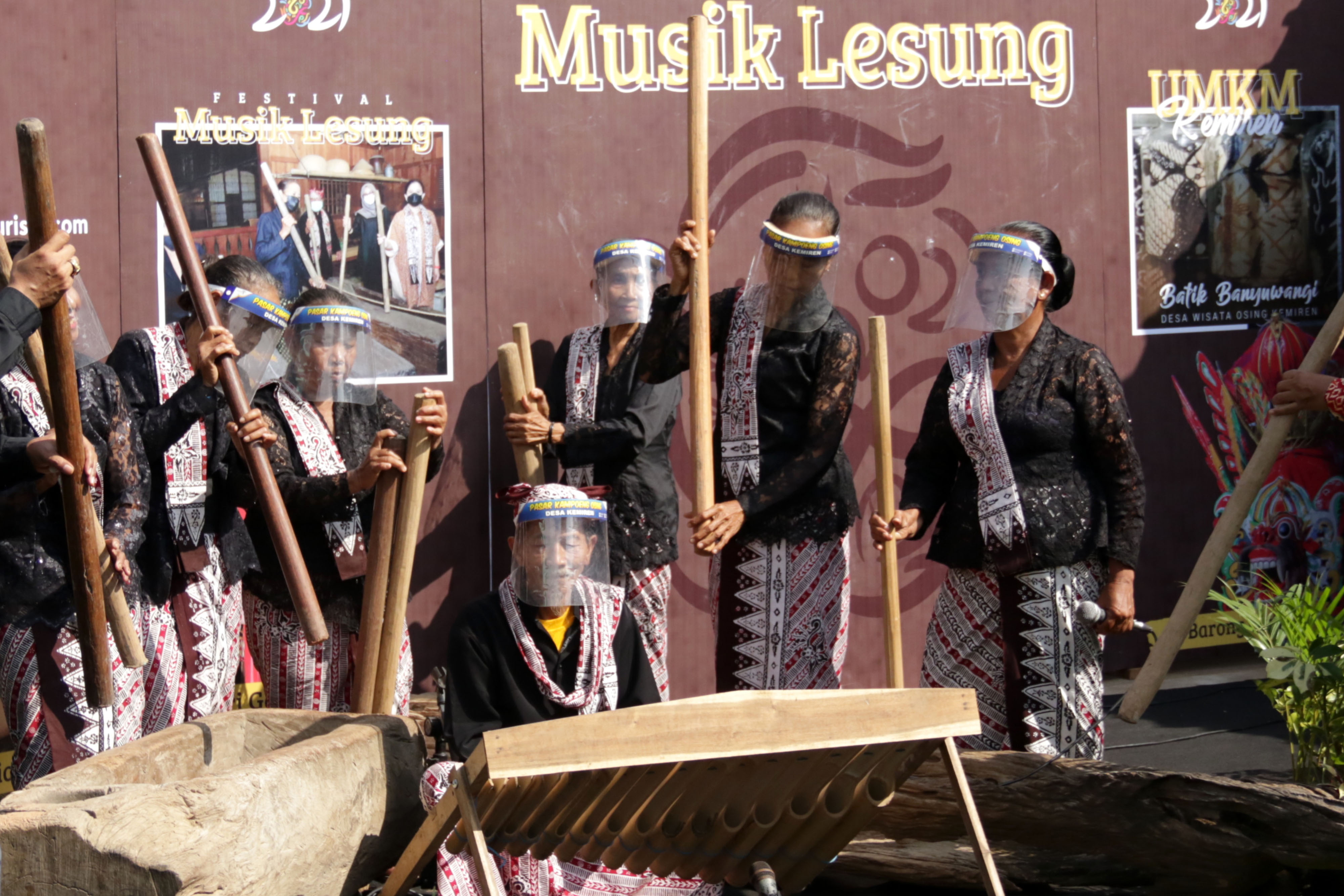 MUSIK LESUNG: Warga Suku Osing memainkan musik tradisional gedhogan (lesung) pada Festival Musik Lesung di Desa Adat Kemiren, Banyuwangi.