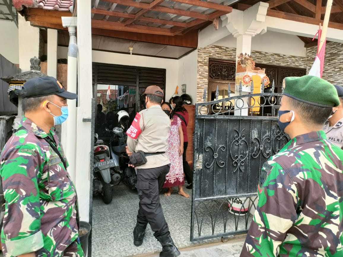 Personel TNI dan Polri mengevakuasi warga Desa Tegal Harum, Kecamatan Denpasar Barat yang positif ke lokasi Isoter.