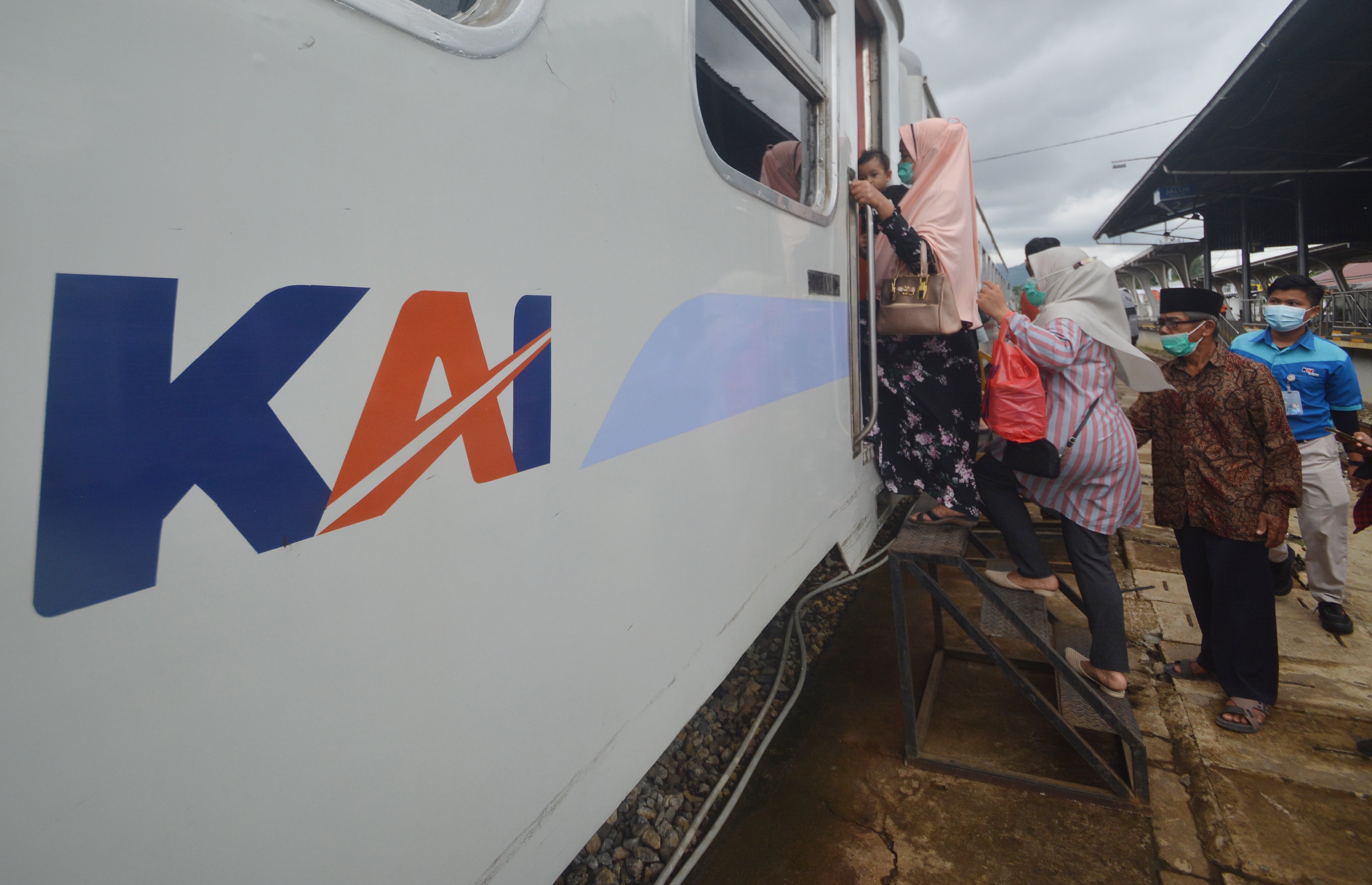 Penumpang menaiki gerbong Kereta Api Sibinuang di Stasiun Simpang Haru, Padang, Sumatera Barat.