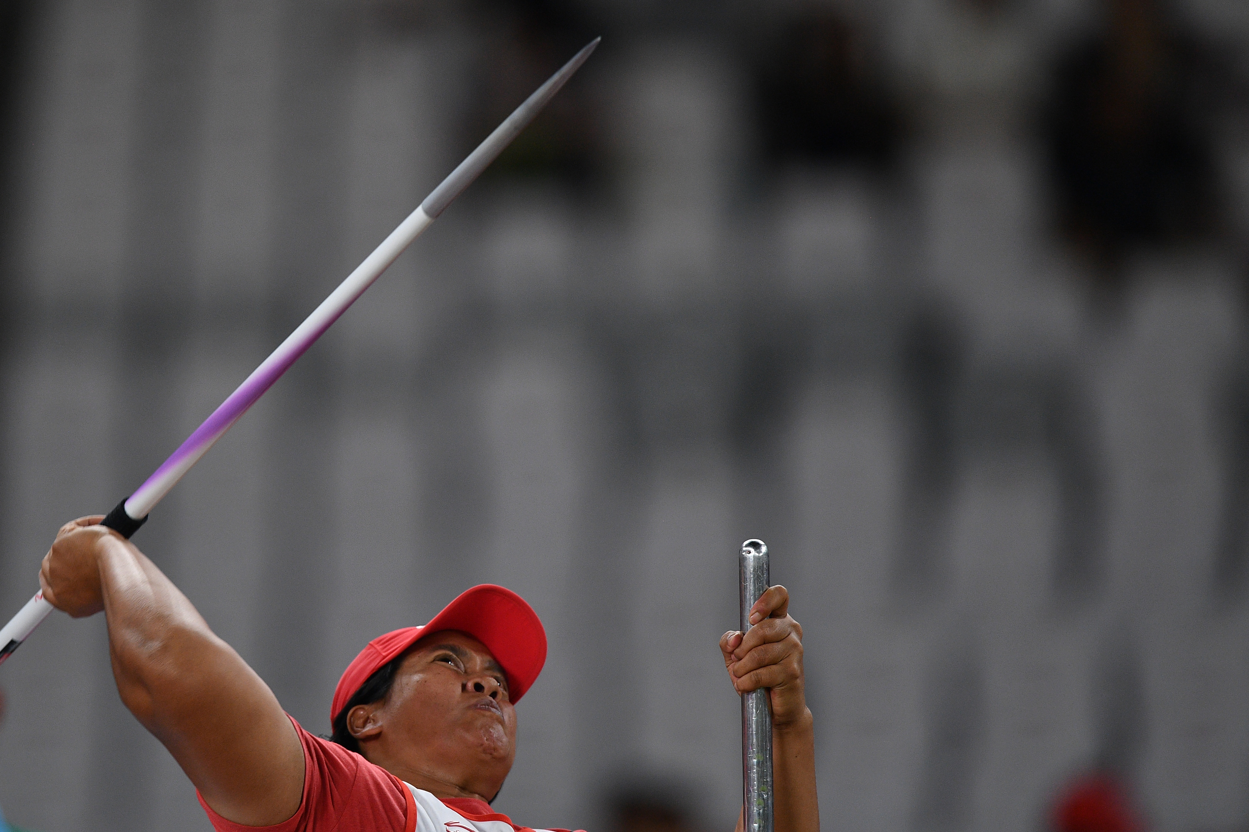 Atlet lempar lembing Indonesia Famini saat mengikuti kompetisi.