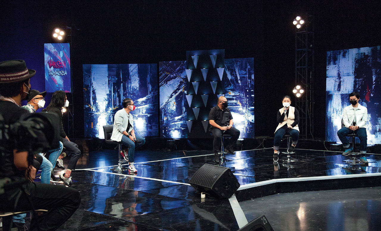 CEO Media Group M Mirdal Akib (tengah) berbincang dengan penerima beasiswa OSC Media Group, Dhevi Siloto dan Felix (kanan).