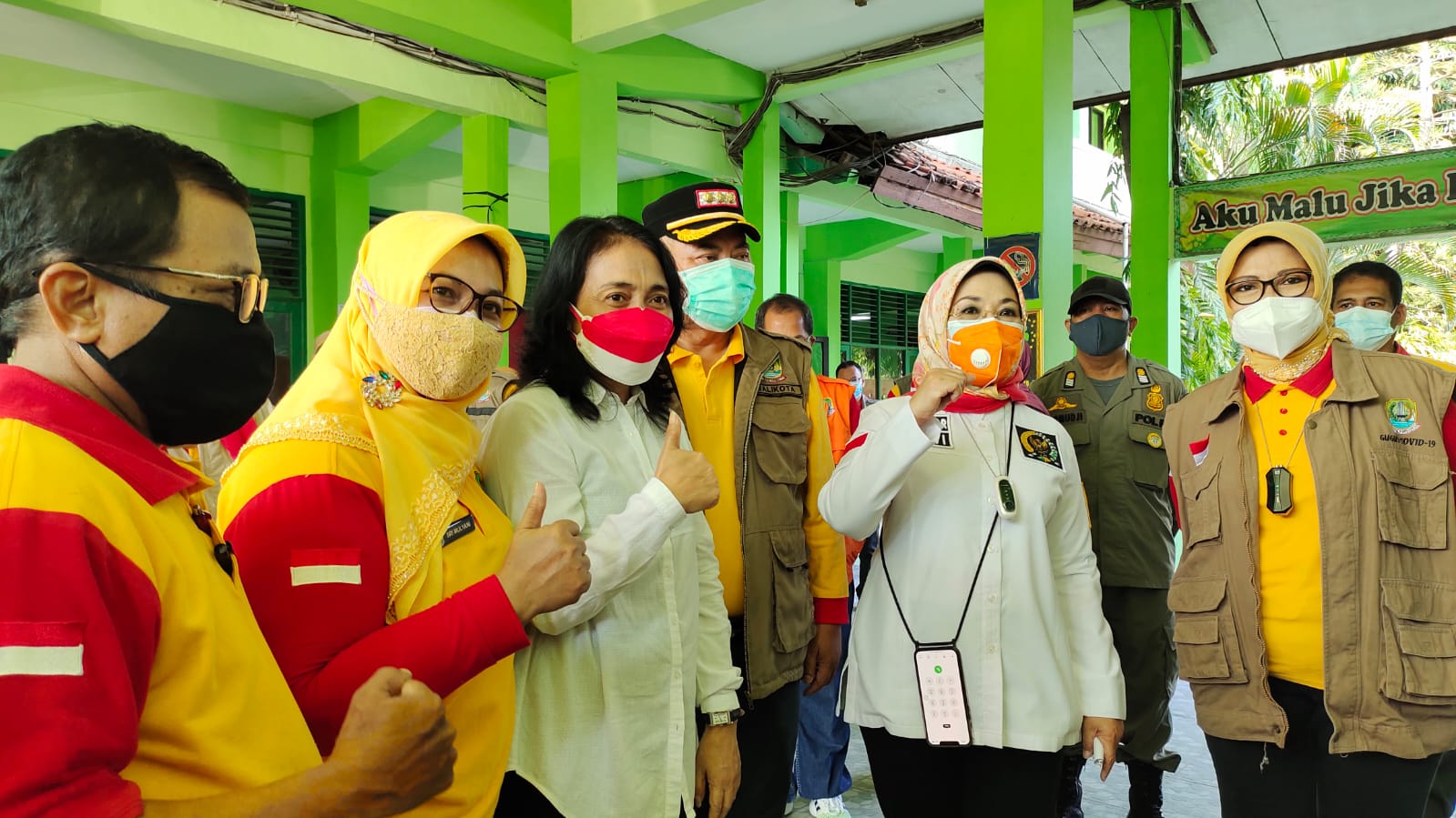 VAKSINASI ANAK: Menteri PPPA Bintang Puspayoga meninjau kegiatan vaksinasi massal pada anak-anak usia 12-17 tahun di Kota Bekasi.