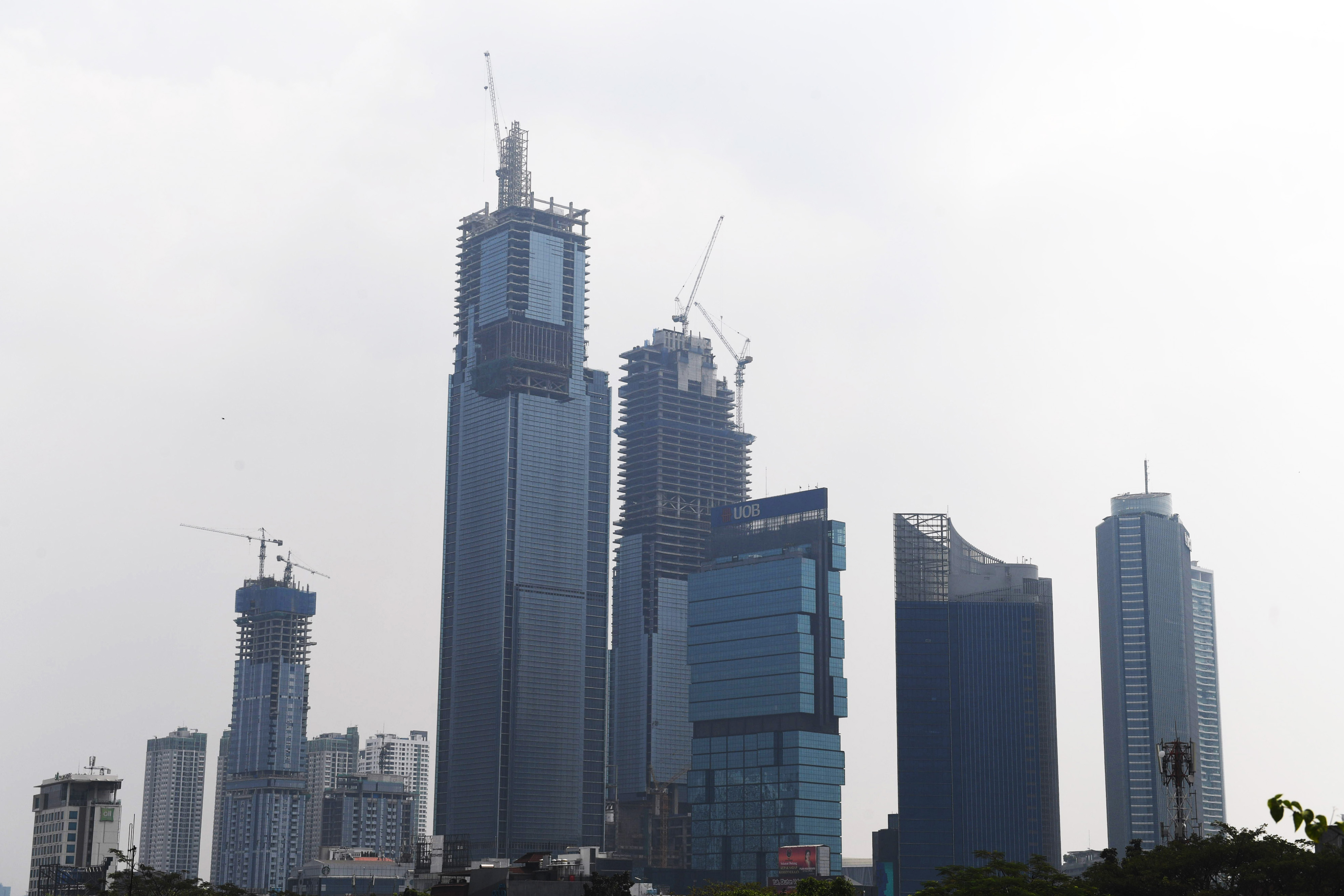 Potret pembangunan gedung bertingkat di wilayah Jakarta.