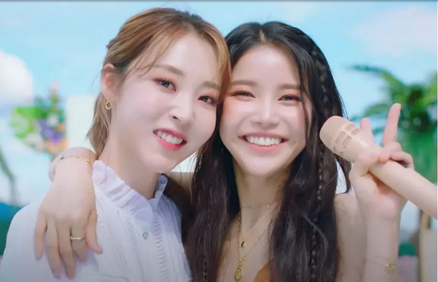 Personel Mamamoo Solar (kanan) dan Moonbyul