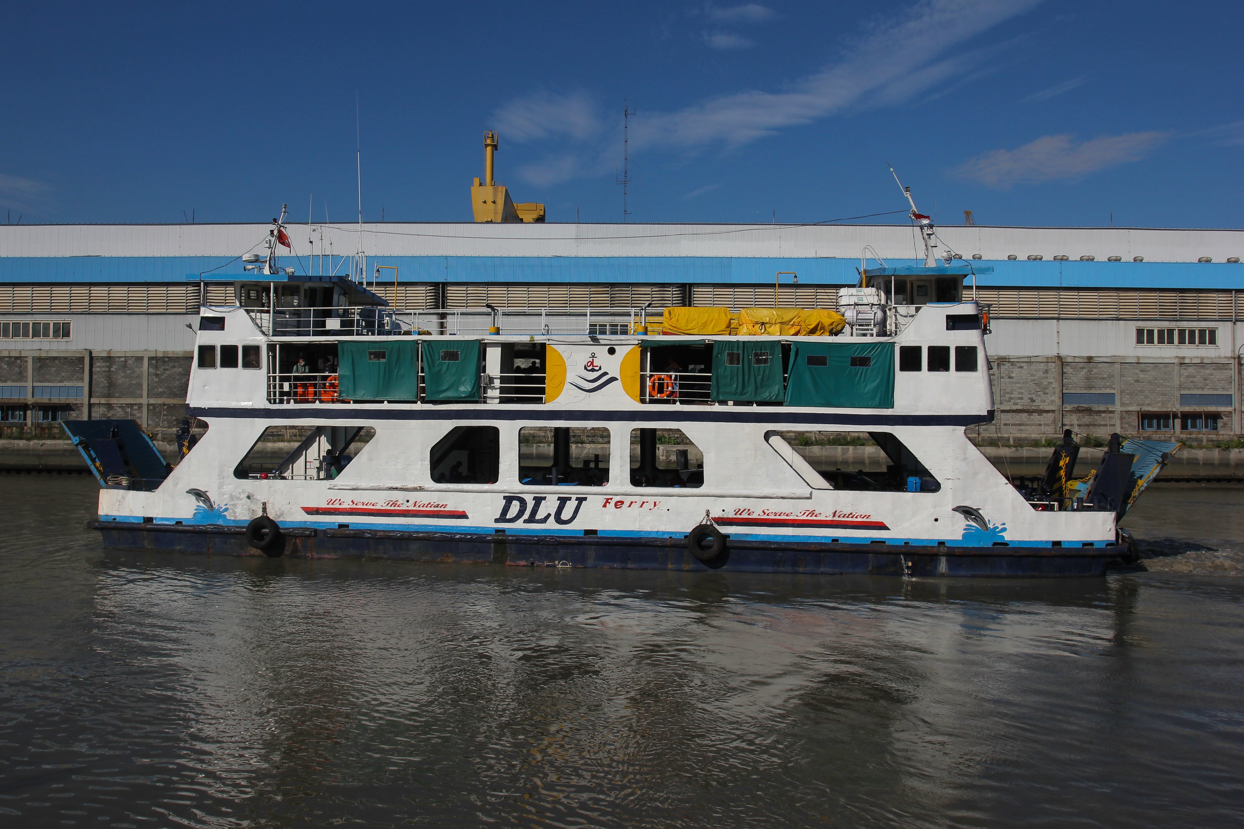 Kapal Motor Penumpang (KMP) Jokotole bersiap untuk sandar di Dermaga Penyeberangan Ujung-Kamal, Surabaya, Jawa Timur, Jumat (23/7/2021)