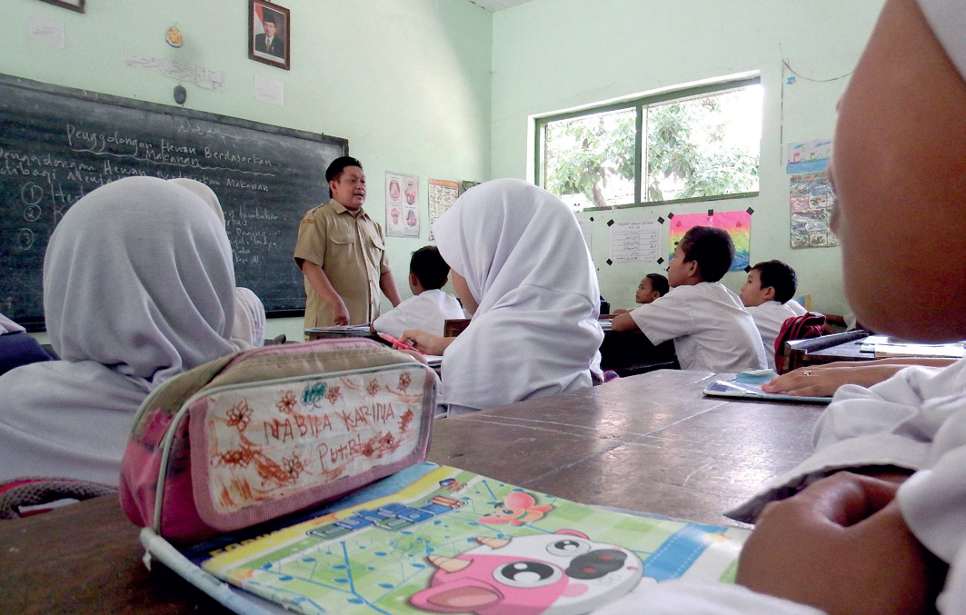 Ilustrasi: Guru honorer sedang mengajar di madrasah