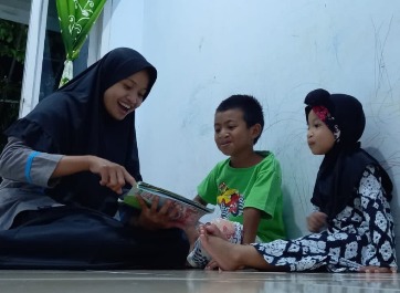  Ibu Puput (Kiri) bersama kedua anaknya Abian (Tengah) dan Raihana (Kanan), yang keduanya merupakan pasien bibir sumbing.