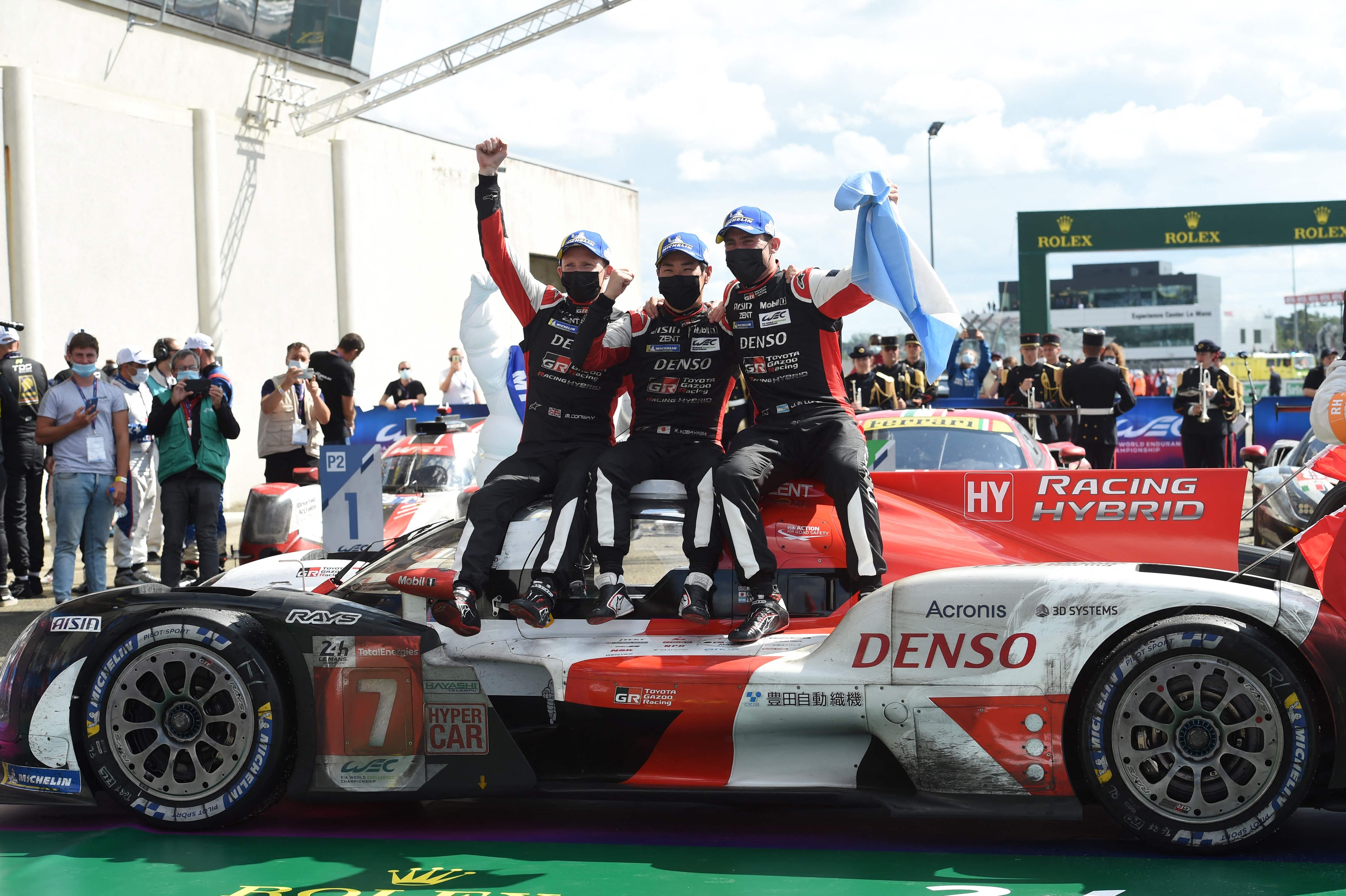 Tim Toyota merayakan keberhasilan mereka menjuarai 24 hours of Le Mans.