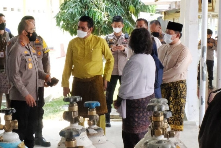 Kapolda Jambi Irjen A Rachmad Wibowo (kiri) mengecek stok tabung oksigen medis di RSUD Hamba, Muara Bulian, Kabupaten Batanghari, Jambi.