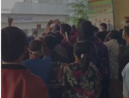 Viral, Warga Tangerang Berebut Nomor Antrean Vaksinasi Covid-19