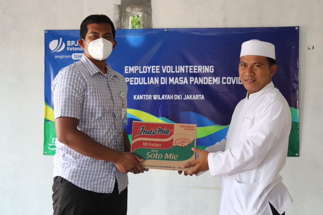 Penyerahan bantuan kepada Panti Asuhan Yatim Piatu dan Dhuafa Al Hayya di Cipayung, Kota Depok, Jawa Barat. 