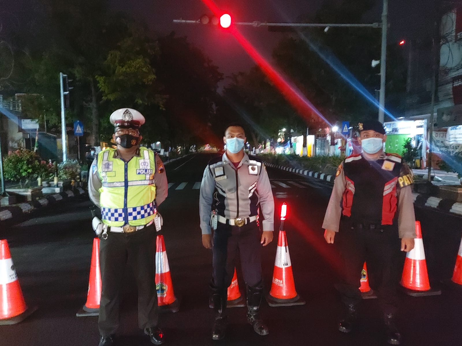 Petugas berjaga di Jl Pemuda Klaten yang ditutup pada malam hari selama penerapan PPKM Level 4.