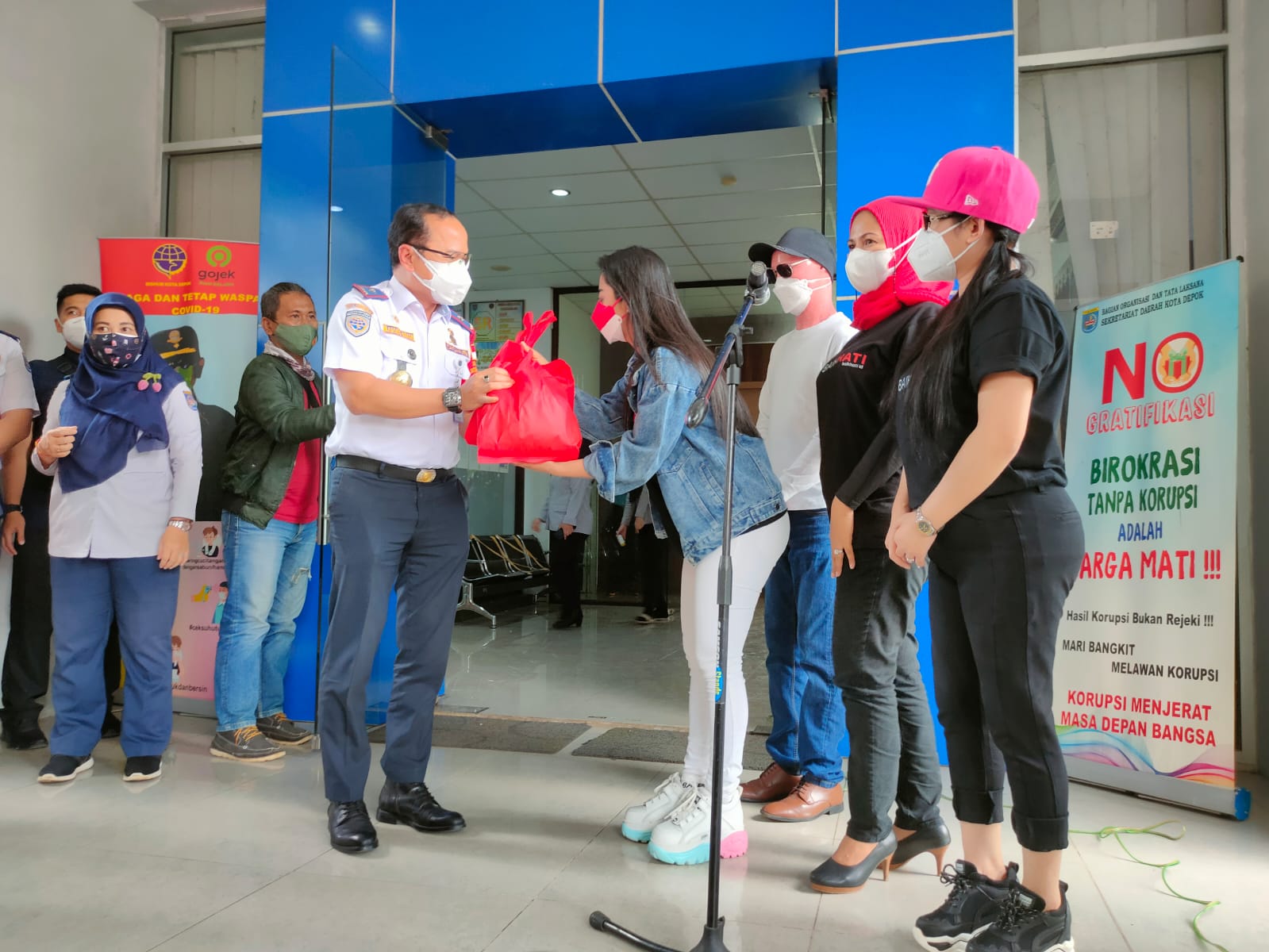 Kadishub Kota Depok, Drs. H. Dadang Wihana, MSi menerima bantuan sembako secara simbolis dari artis Dewi Perssik, anggota relawan baik Hati.