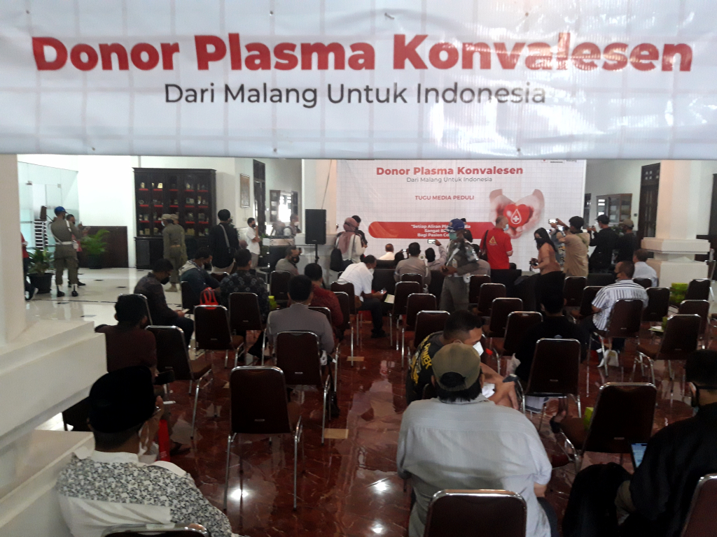 Sejumlah warga Kota Malang, Jawa Timur, mendonorkan plasma darah di Gedung DPRD kota setempat, Kamis (12/8)