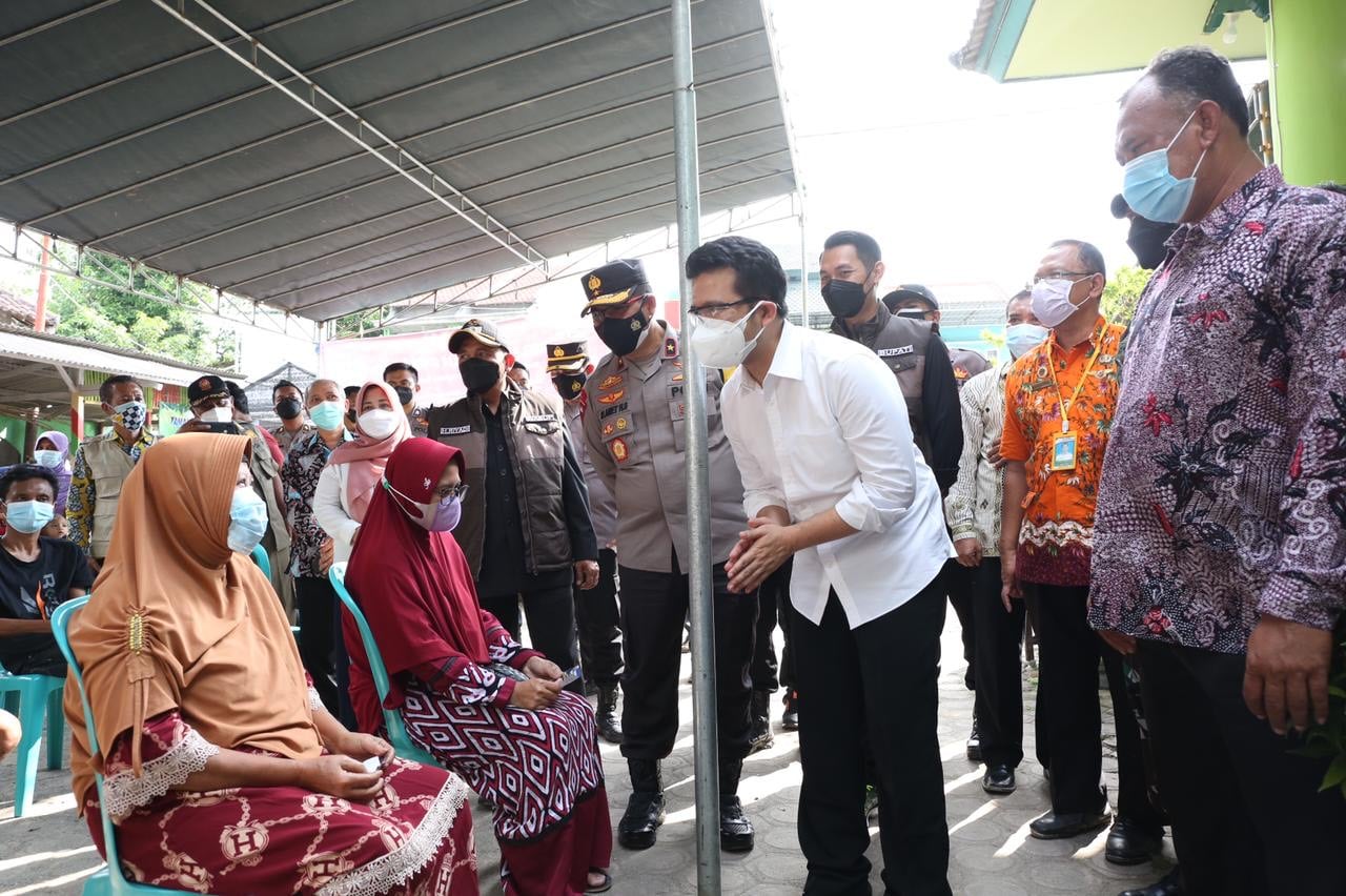  Wakil Gubernur Jawa Timur, Emil Elestianto Dardak dan Bupati Tuban, Aditya Halindra Faridzky, saat meninjau pelaksanaan vaksinasi. 