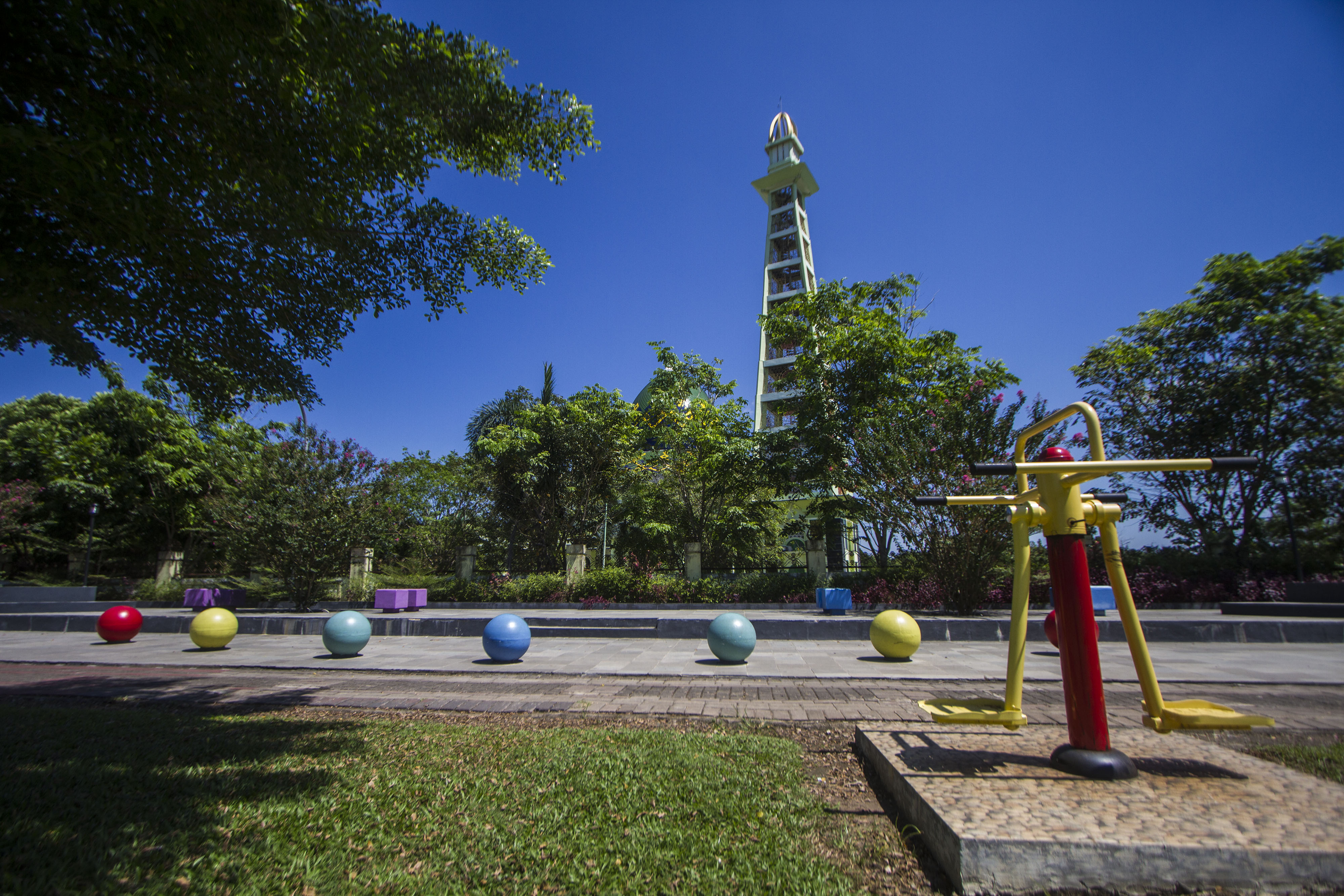 Suasana kawasan Ruang Terbuka Hijau (RTH) Al Munawarah yang sepi saat penerapan PPKM Level 4 di Banjarbaru, Kalimantan Selatan.