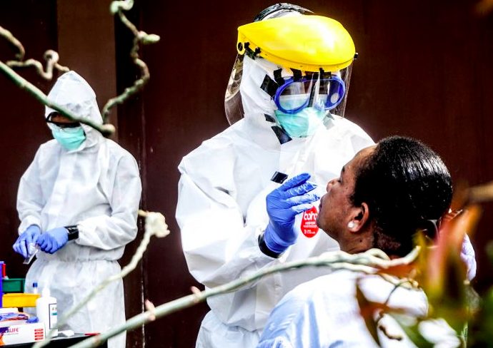 Tim Gugas Percepatan dan Pencegahan Covid-19 Jayapura mengambil sampel seorang staf Kantor Pelayanan Perbendaharaan Negara (KPPN) Jayapura.