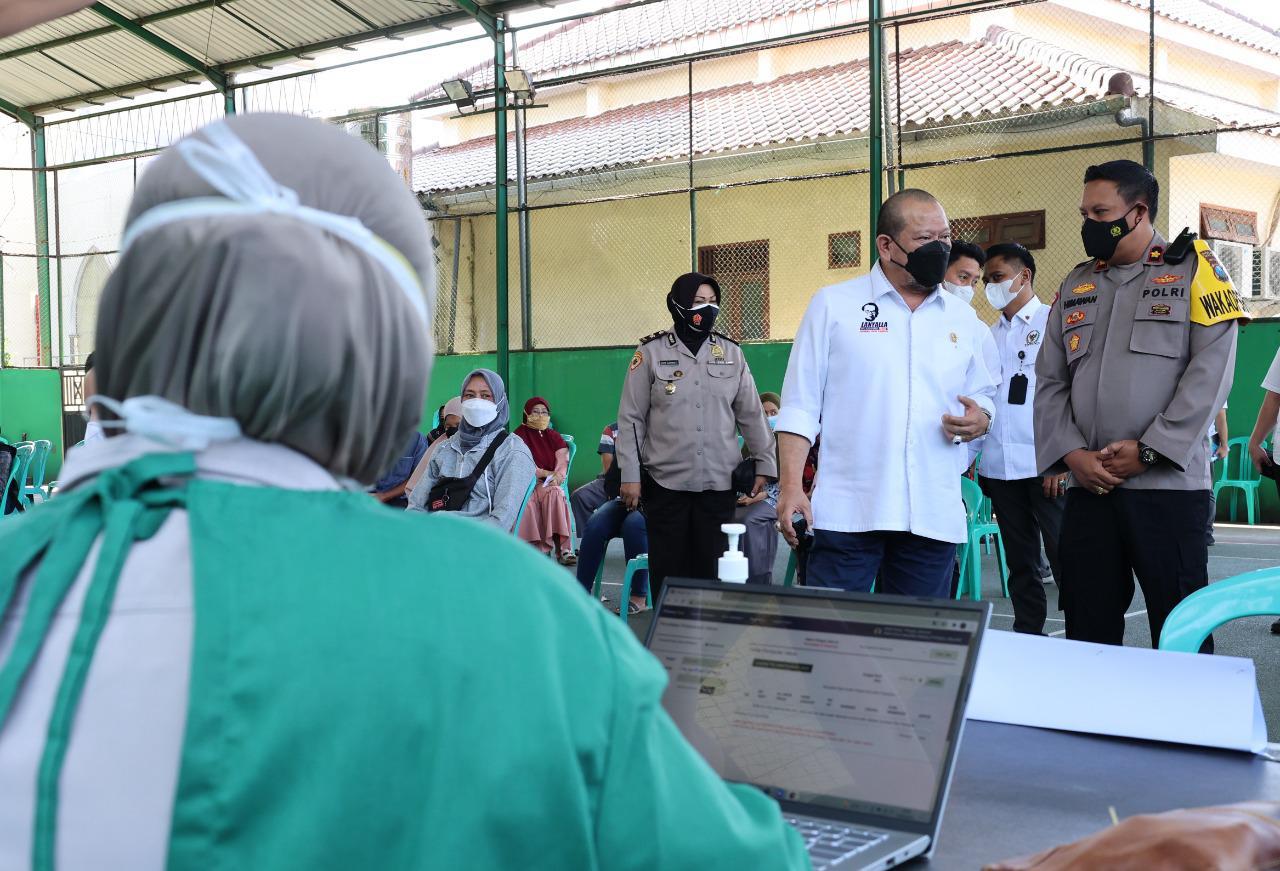 Ketua DPD RI LaNyalla didampingi Wakapolres Malang, Kompol Himawan S meninjau proses vaksin di Polres Malang, beberapa waktu lalu.
