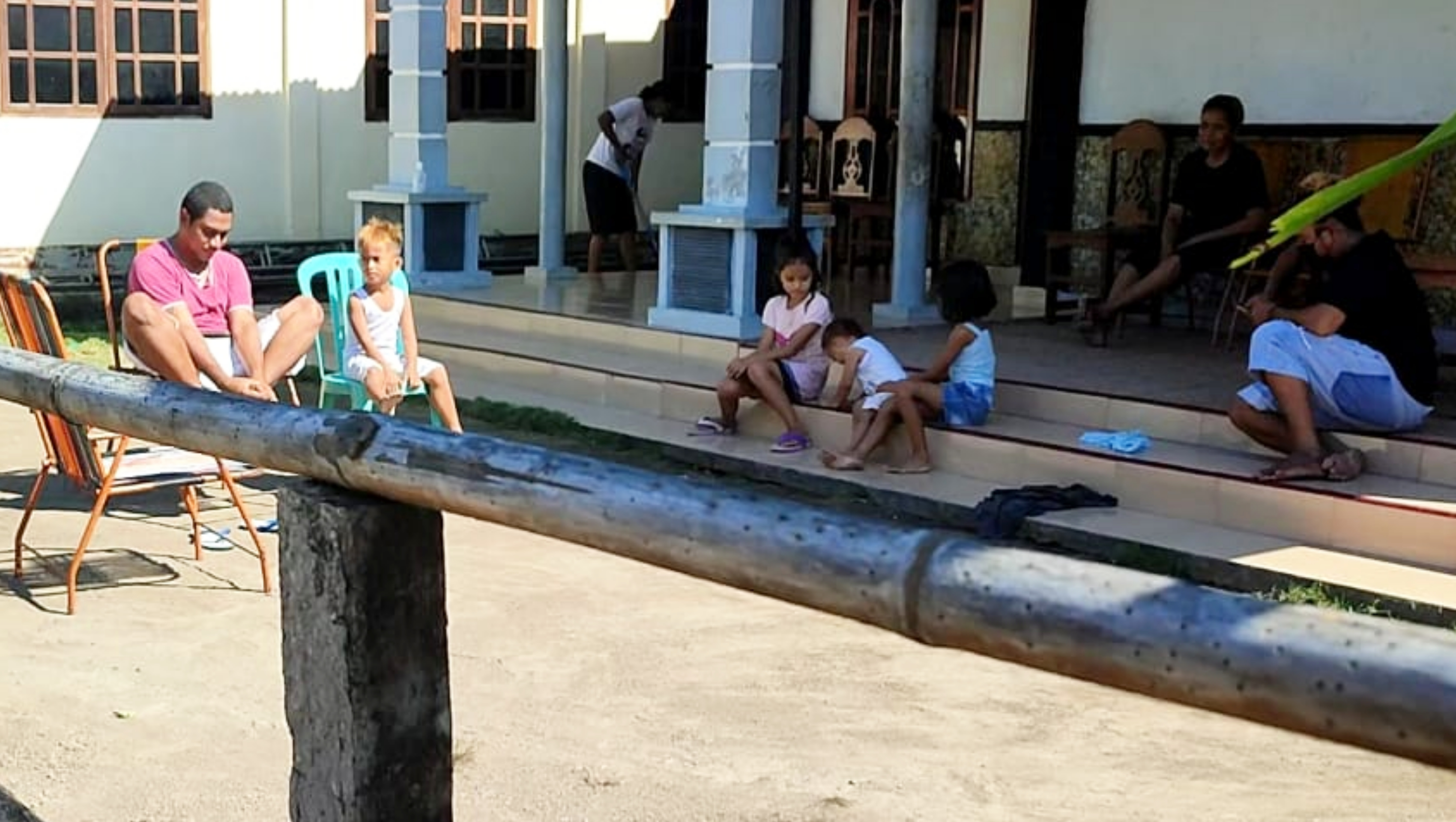 Satu keluarga Pasien Covid-19 jalani isoman kehabisan makanan, terpaksa belanja di pasar sedang berjemur di panasnya matahari di Sikka.