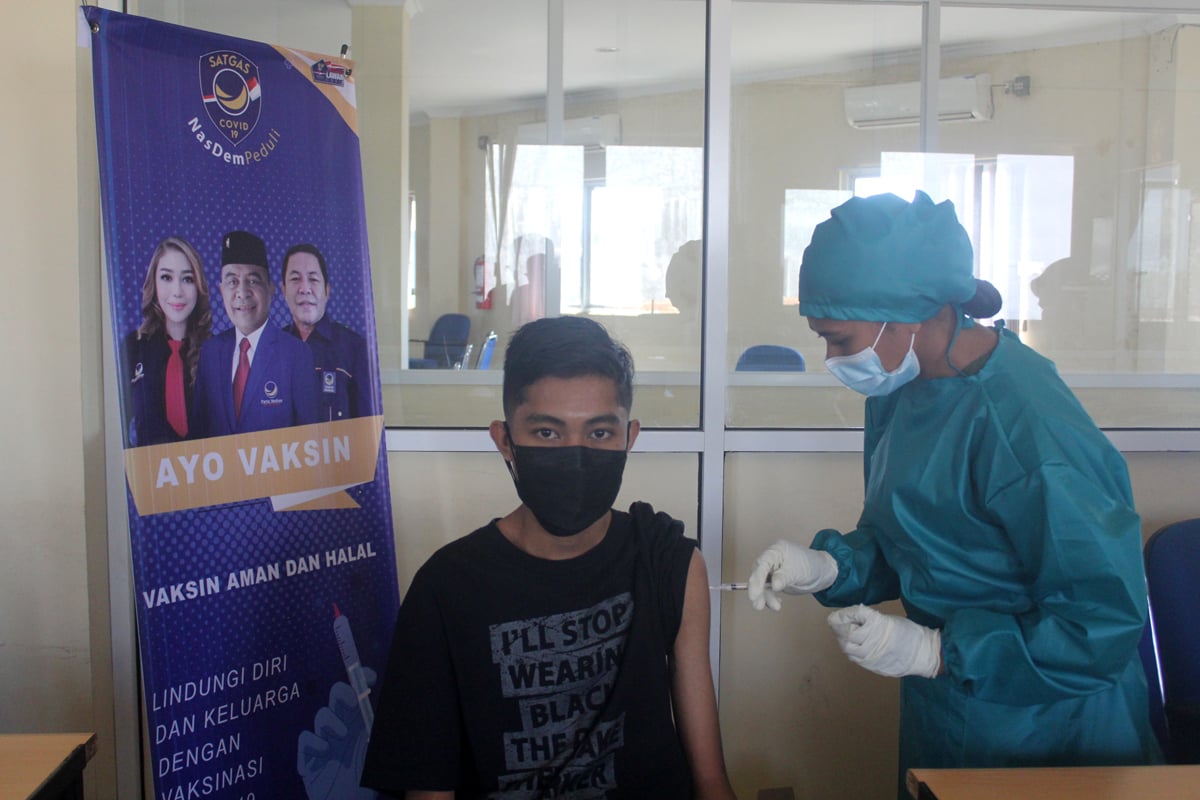 Vaksinasi Covid-19 yang dilakukan beragam pemangku kepentingan di Kota Kupang, NTT membantu pencapaian target herd immunity di sana.