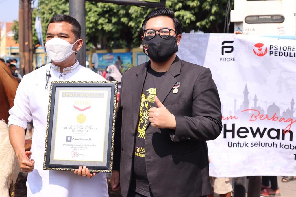 Putra Siregar (kanan) pemilik PStore dalam salah satu acara.