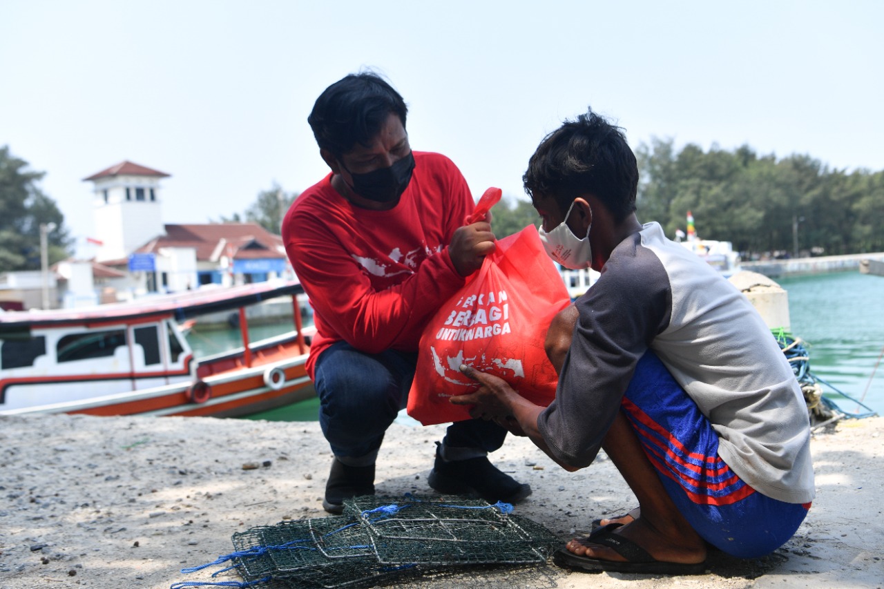 Komunitas Gerakan berbagi untuk warga membagikan 4.254 paket sembako untuk warga di pulau-pulau permukiman Kepulauan Seribu, Rabu (18/8)