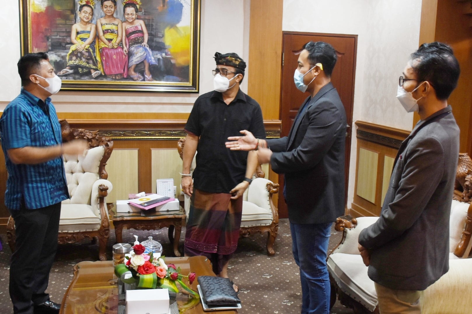 Ketua Bekraf Kota Denpasar Putu Yuliartha mengajak start-up baliola.com, I Gede Putu Rahman bertemu Wali Kota Denpasar IGN Jaya Negara.