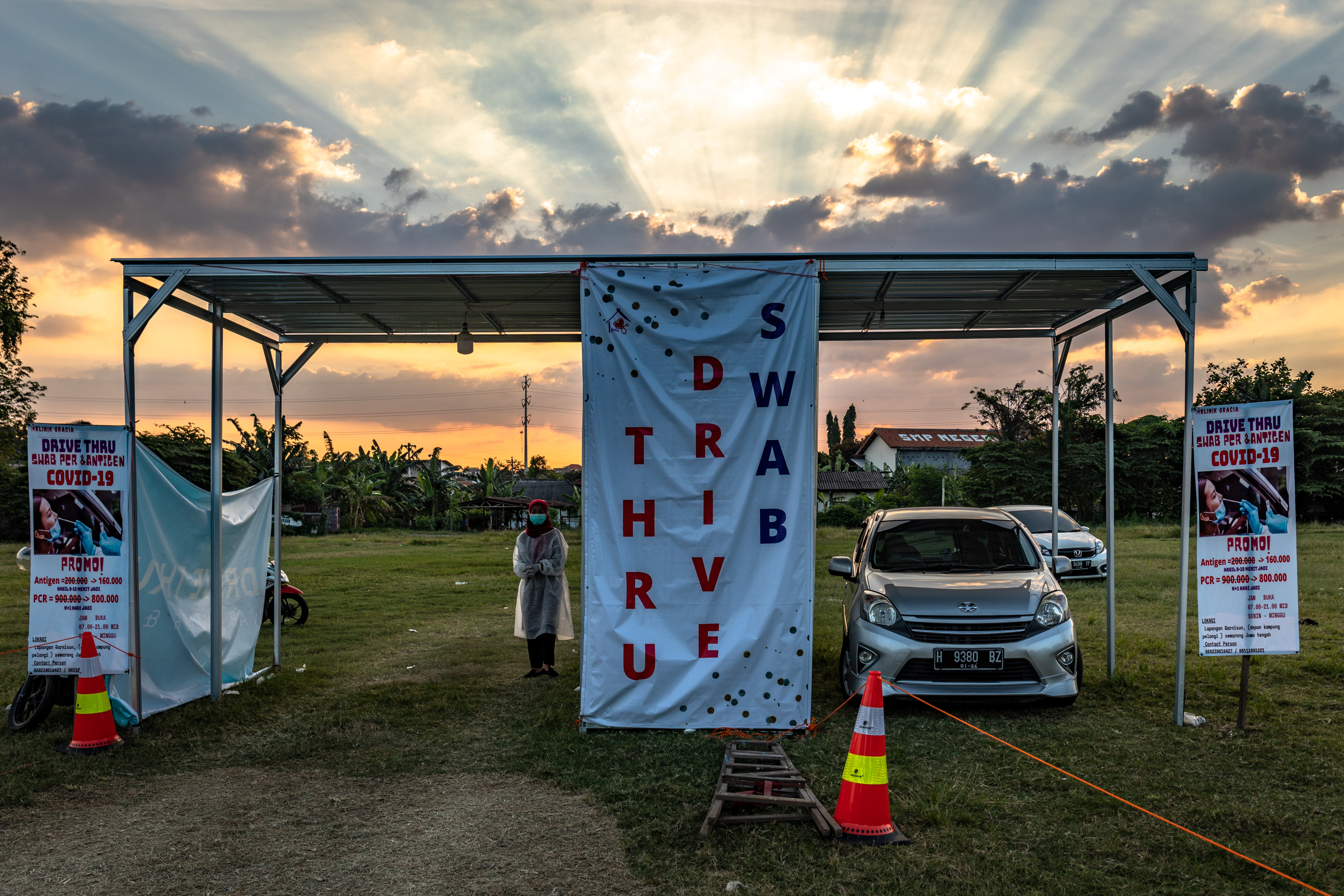 Layanan tes PCR tanpa turun dari kendaraan 
