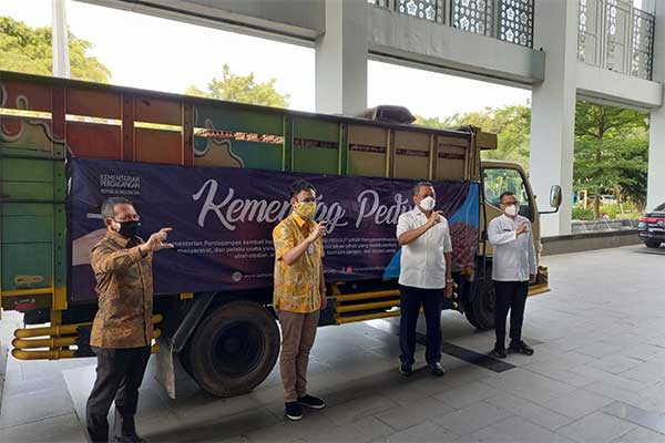 Pemkot Tangsel Salurkan Bantuan 3 Ton Telur dari Kemendag
