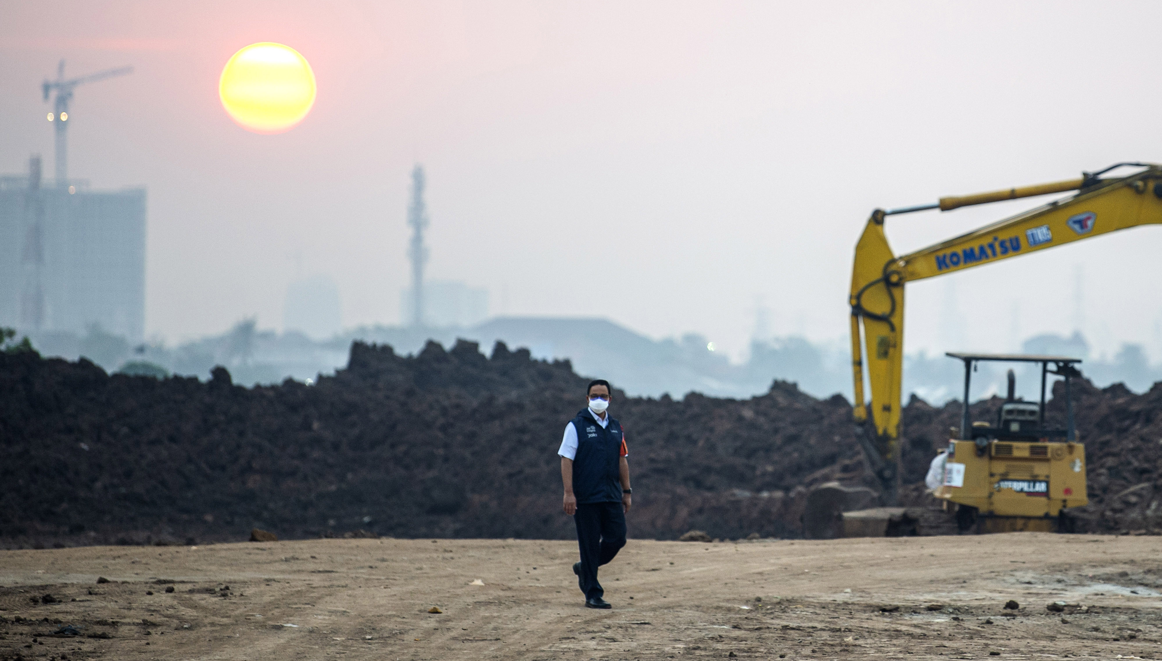  Gubernur DKI Jakarta Anies Baswedan berjalan di area pemakaman khusus COVID-19 di TPU Rorotan, Cilincing, Jakarta Utara