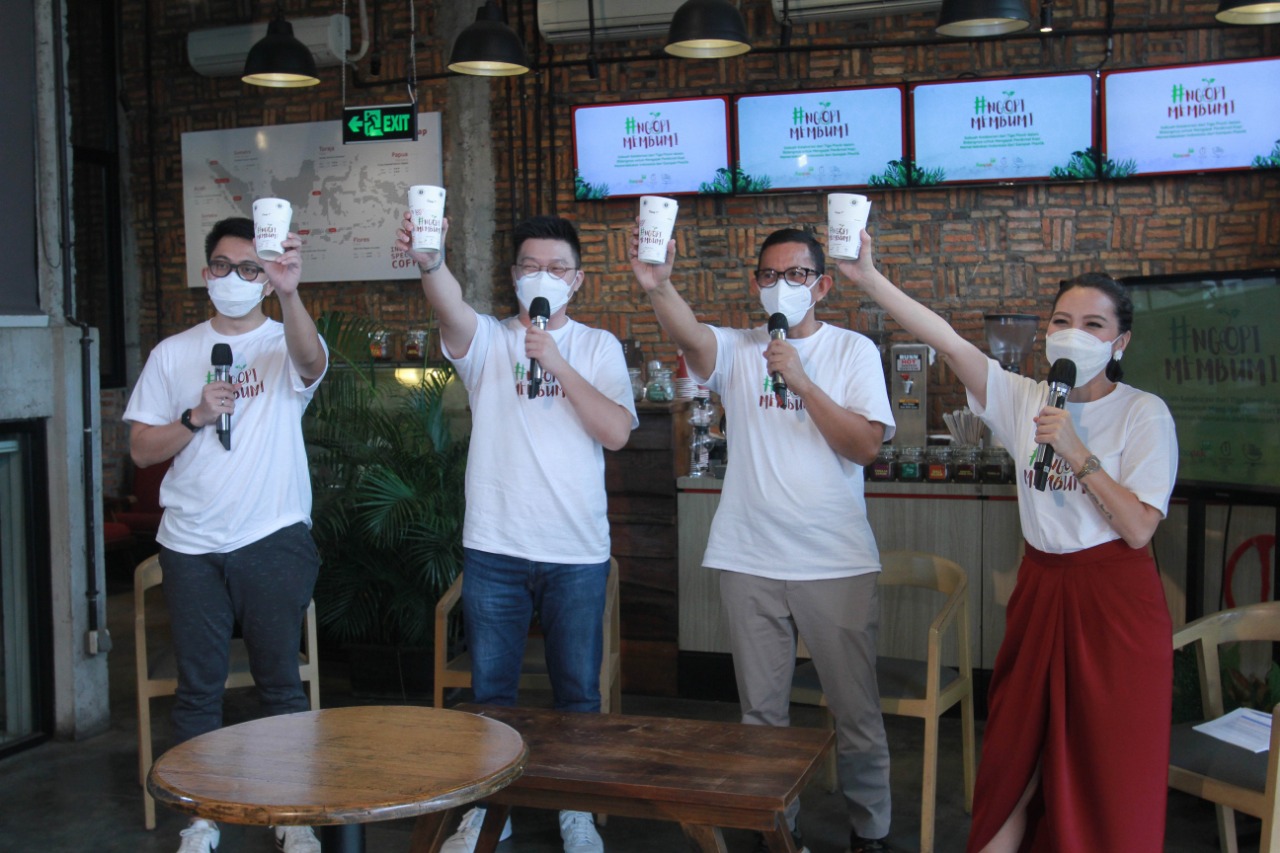 Peluncuran gerakan #NgopiMembumi dengan tujuan mengurangi sampah plastik di Indonesia.