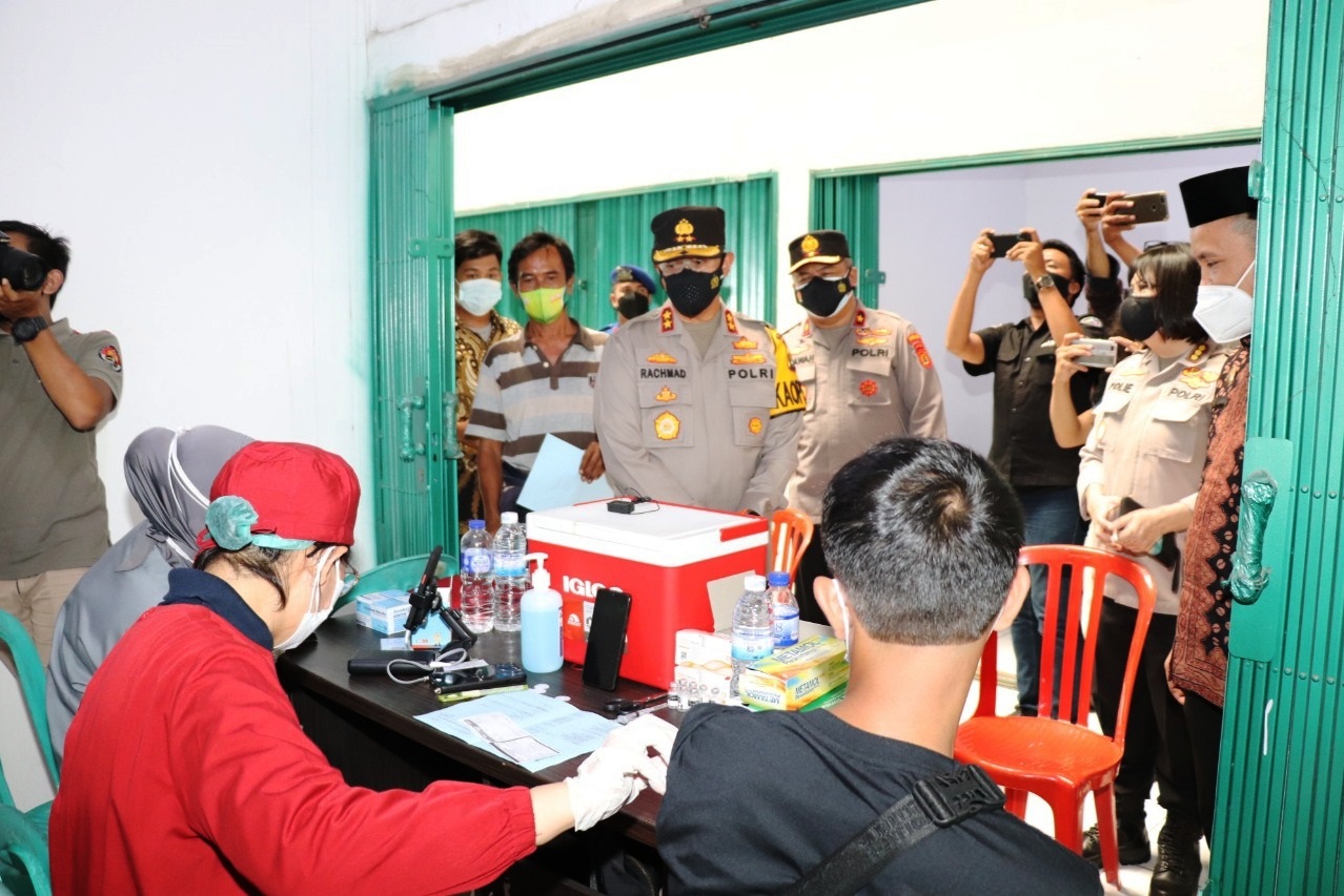 Kapolda Jambi Irjen A. Rachmad Wibowo menyaksikan Vaksinasi Massal Merdeka di Pasar Rakyat Angso Duo, Kota Jambi, Kamis (12/8).