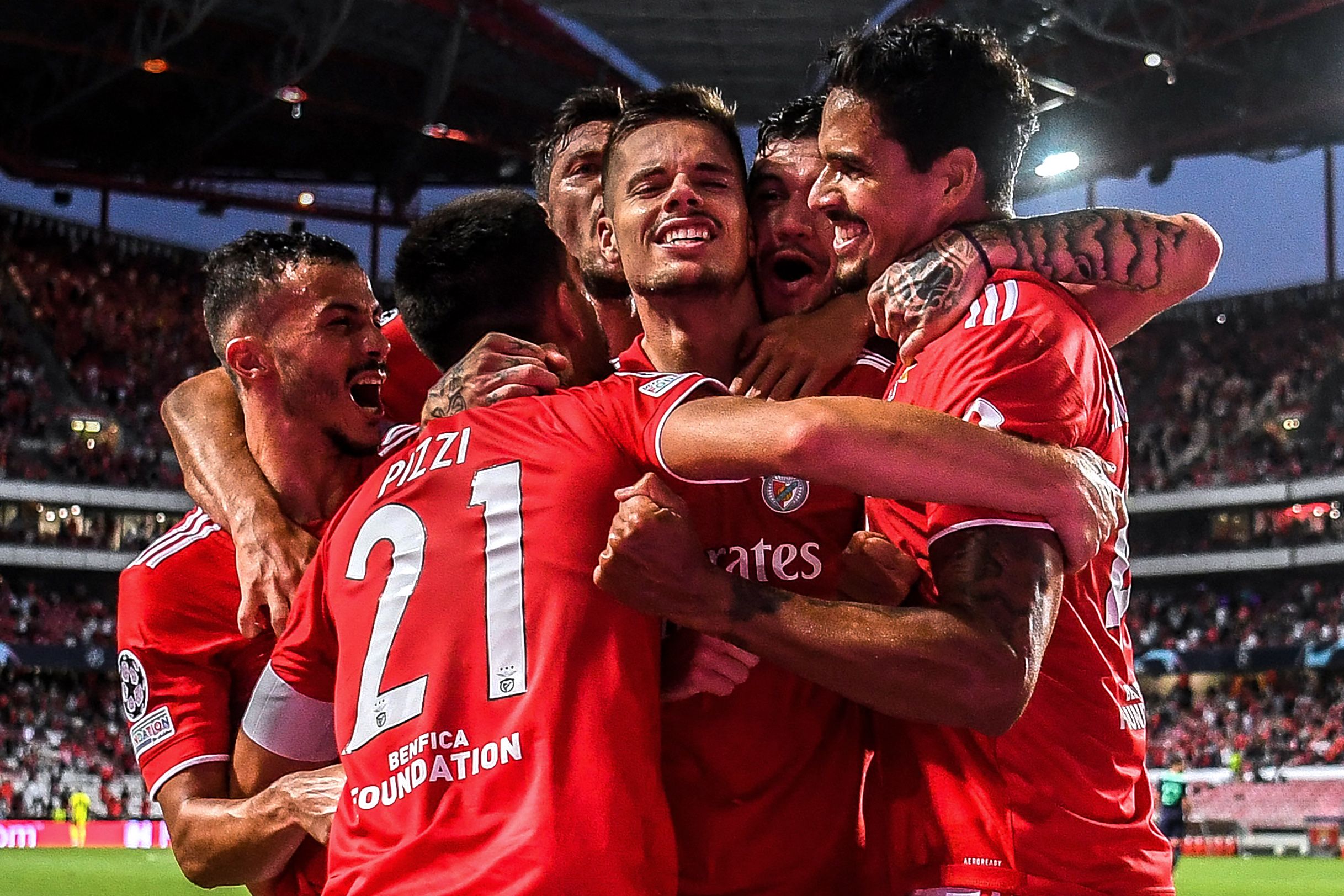 Para pemain Benfica melakukan selebrasi usai mencetak gol ke gawang PSV di laga leg pertama playoff Liga Champions.