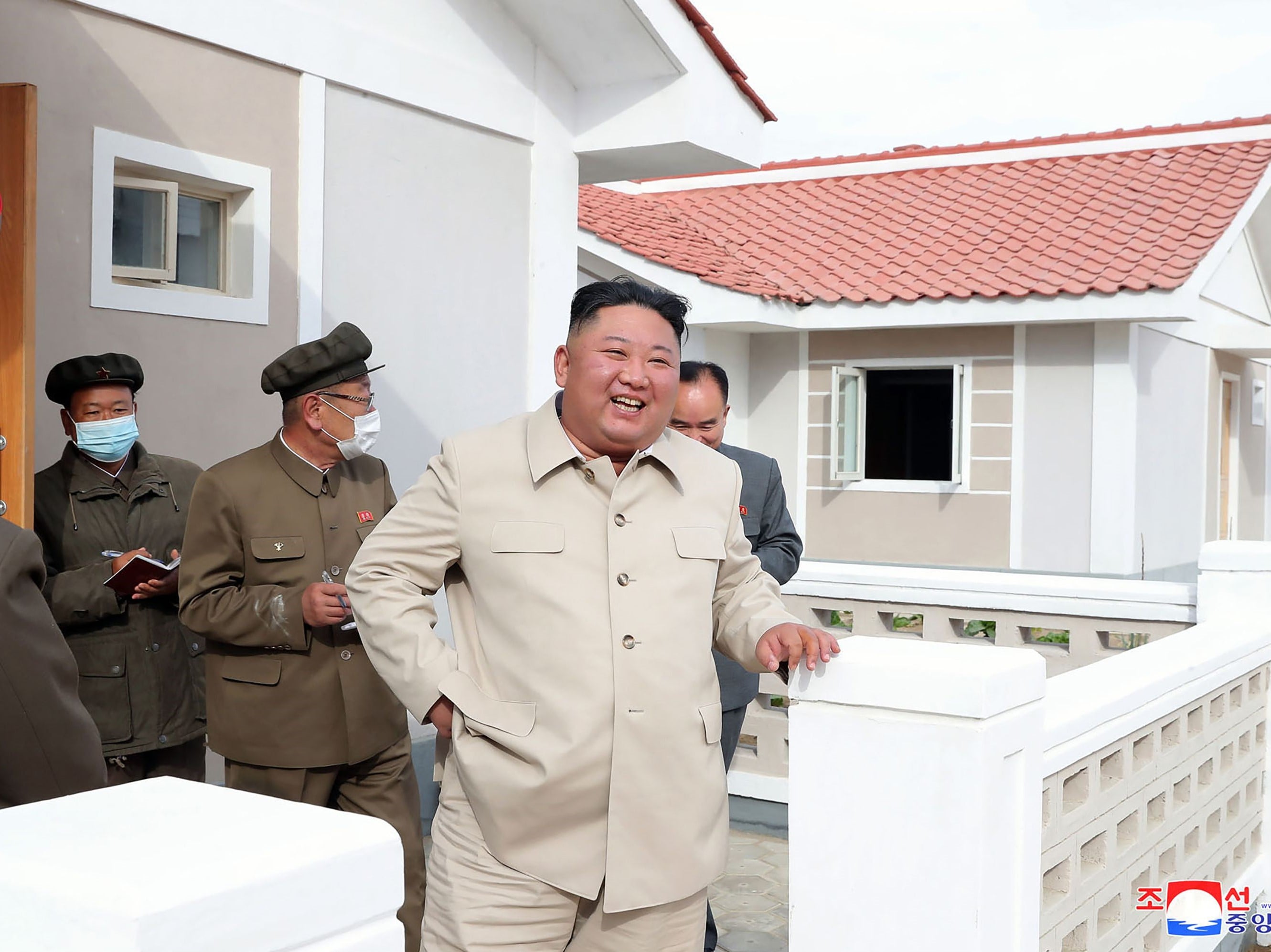 Kim Jong Un (tanpa masker).