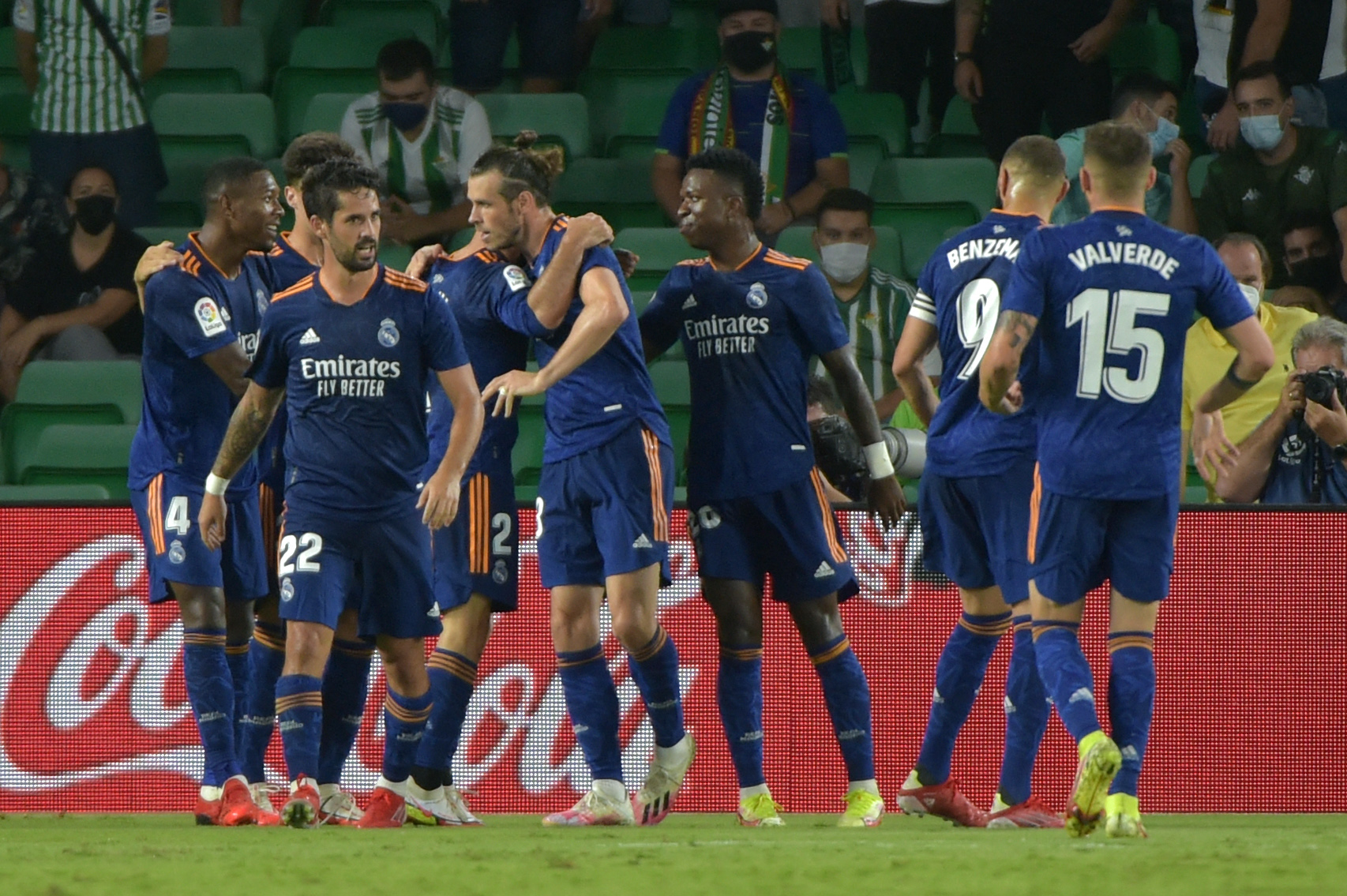 Pemain Real Madrid merayakan kemenangan tipis atas Real Betis, 1-0 dilanjutan La Liga pekan ke tiga, Minggu WIB (29/8)