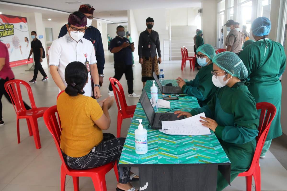  Suasana vaksinasi untuk ibu hamil di Rumah Sakit Daerah (RSD) Mangusada, Kabupaten Badung, Bali, Kamis (19/8).
