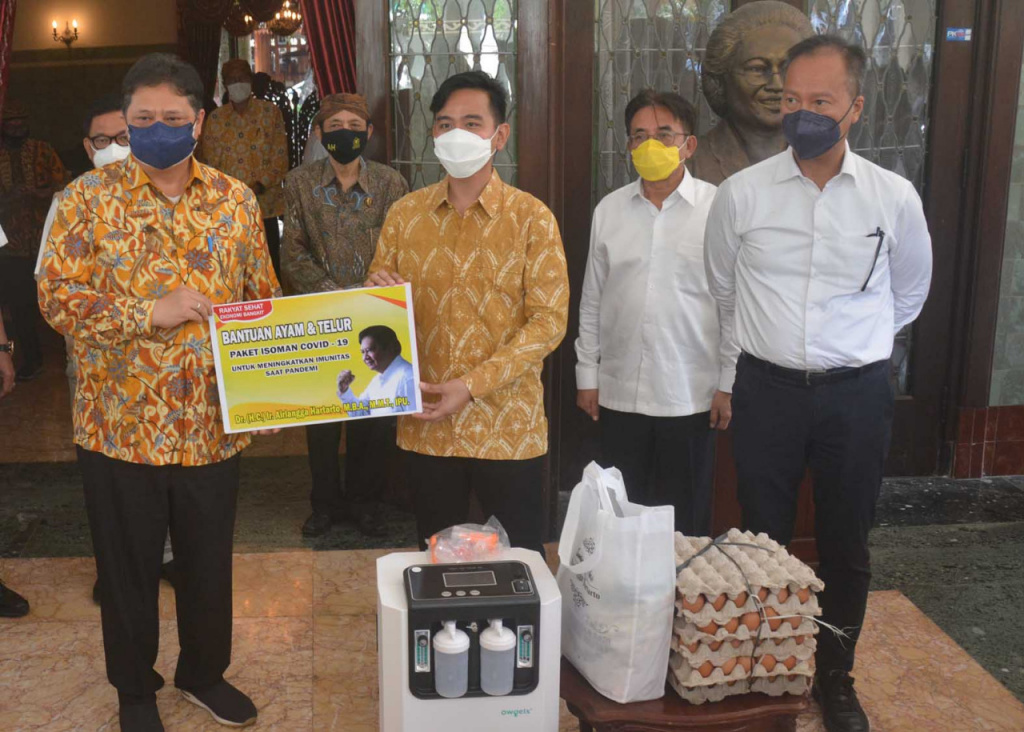 Menko Perekonomian Arilangga Hartarto saat menyerahkan bantuan kepada Wali Kota Surakarta Gibran Rakabuming Raka